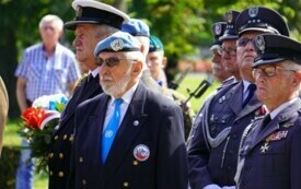 Grupa mężczyzn w mundurach - weteran&oacute;w misji pokojowych ONZ, lotnictwa wojskowego.