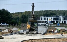 Zdjęcie z lotu ptaka. Plac budowy drogi na osiedlu