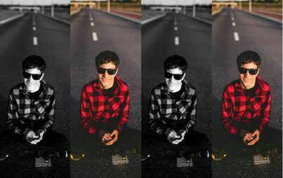 Cztery podobne fotografie, dwie kolorowe i dwie czarno-białe, mężczyzna kucający na ulicy