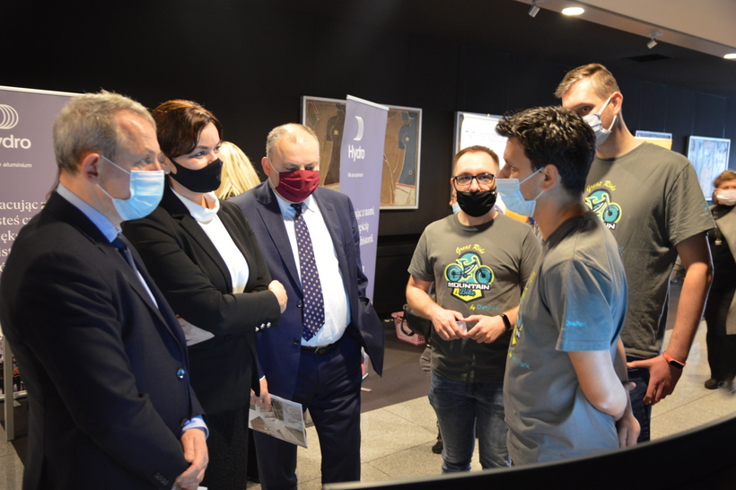Wiceprezydent Beata Dudzińska wraz z przedstawicielami Politechniki Koszalińskiej oraz przedstawicielami firmy DevPark podczas XVI Subregionalnych Pilskich Targów Pracy i Kariery