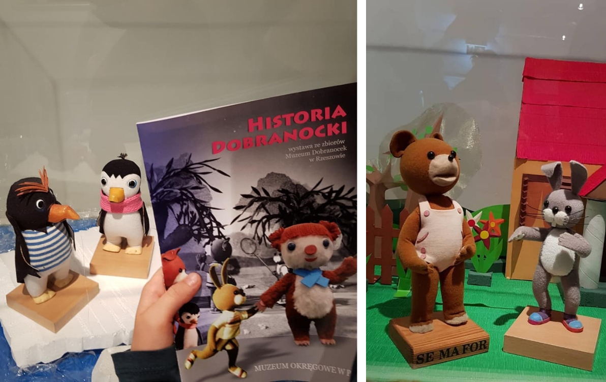 Dwie makiety przedstawiające postaci z&nbsp;filmów animowanych dla dzieci - Miś Uszatek i&nbsp;Pik Pok. Po lewej stronie, na&nbsp;pierwszym planie dziecięca ręka trzymająca broszurę, na&nbsp;której narysowane są postacie z&nbsp;bajek i&nbsp;treść: historia dobranocki, wystawa ze zbiorów Muzeum Dobranocek w&nbsp;Rzeszowie. Na dalszym planie pluszowe figurki dwóch pingwinów - jeden z&nbsp;nich ma koszulkę w&nbsp;biało-niebieskie paski i&nbsp;charakterystyczną "grzywkę" jak pingwin szczotko czuby; drugi pingwin ma różowy szalik. Figurki stoją na&nbsp;kawałku styropiany imitującego krę, wokół woda wykonana z&nbsp;niebieskiej folii. Po prawej stronie dwie figurki wykonanie z&nbsp;tkaniny - miś uszatek i&nbsp;zając. Na podstawce, na&nbsp;której stoi niedźwiadek jest napis se-ma-for (polska wytwórnia filmowa). W tle inne elementy makiety wykonane z&nbsp;kolorowej bibuły, papieru, kartonów - domek, płot i&nbsp;drzewa i&nbsp;kwiatki.