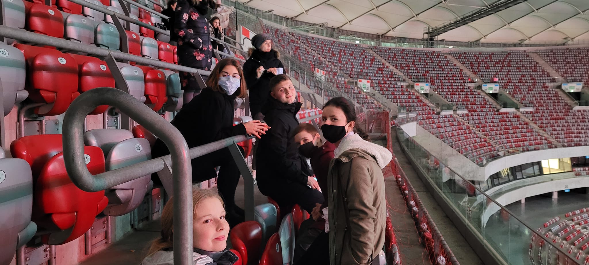 10 młodych osób na trybunach Stadionu Narodowego w Warszawie.
