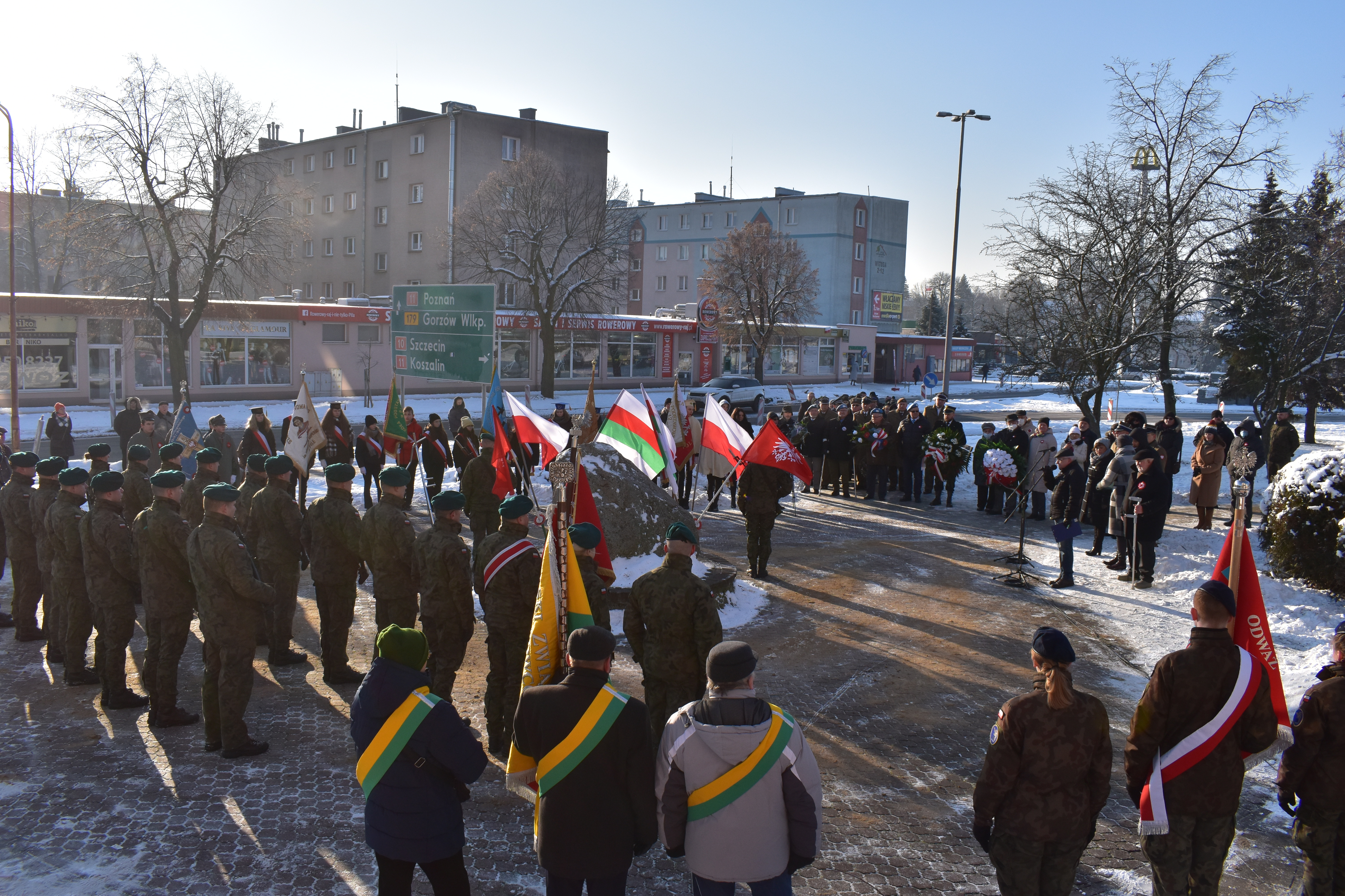 zdjęcie z góry - uczestnicy uroczystości 