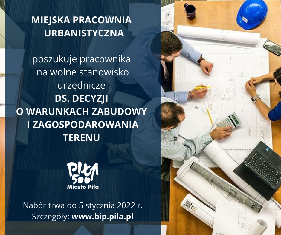 Miejska Pracownia Urbanistyczna poszukuje pracownika na wolne stanowisko urzędnicze ds. decyzji o warunkach zabudowy i zagospodarowania terenu. Nabór trwa do 5 stycznia 2022 roku, więcej informacji na www.bip.pila.pl / Na zdjęciu w tle troje ludzi siedzących przy stole, na którym leżą różne projekty, kalkulator, kask budowlany.