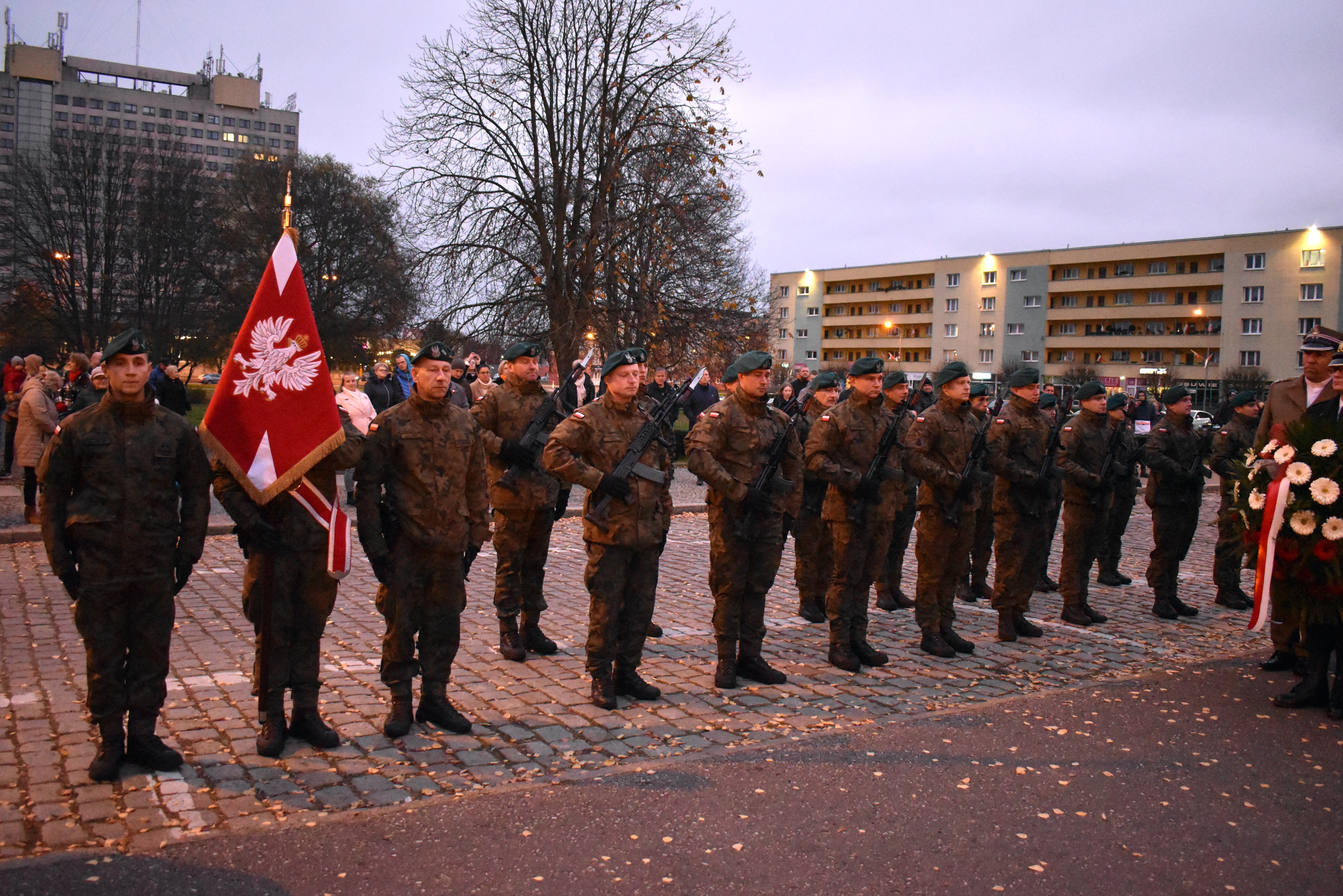 kompania honorowa przed pomnikiem