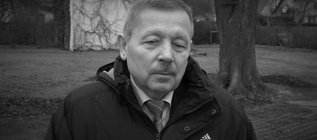 Zmarł Roman Chwaliszewski Czarno-białe zdjęcie mężczyzny