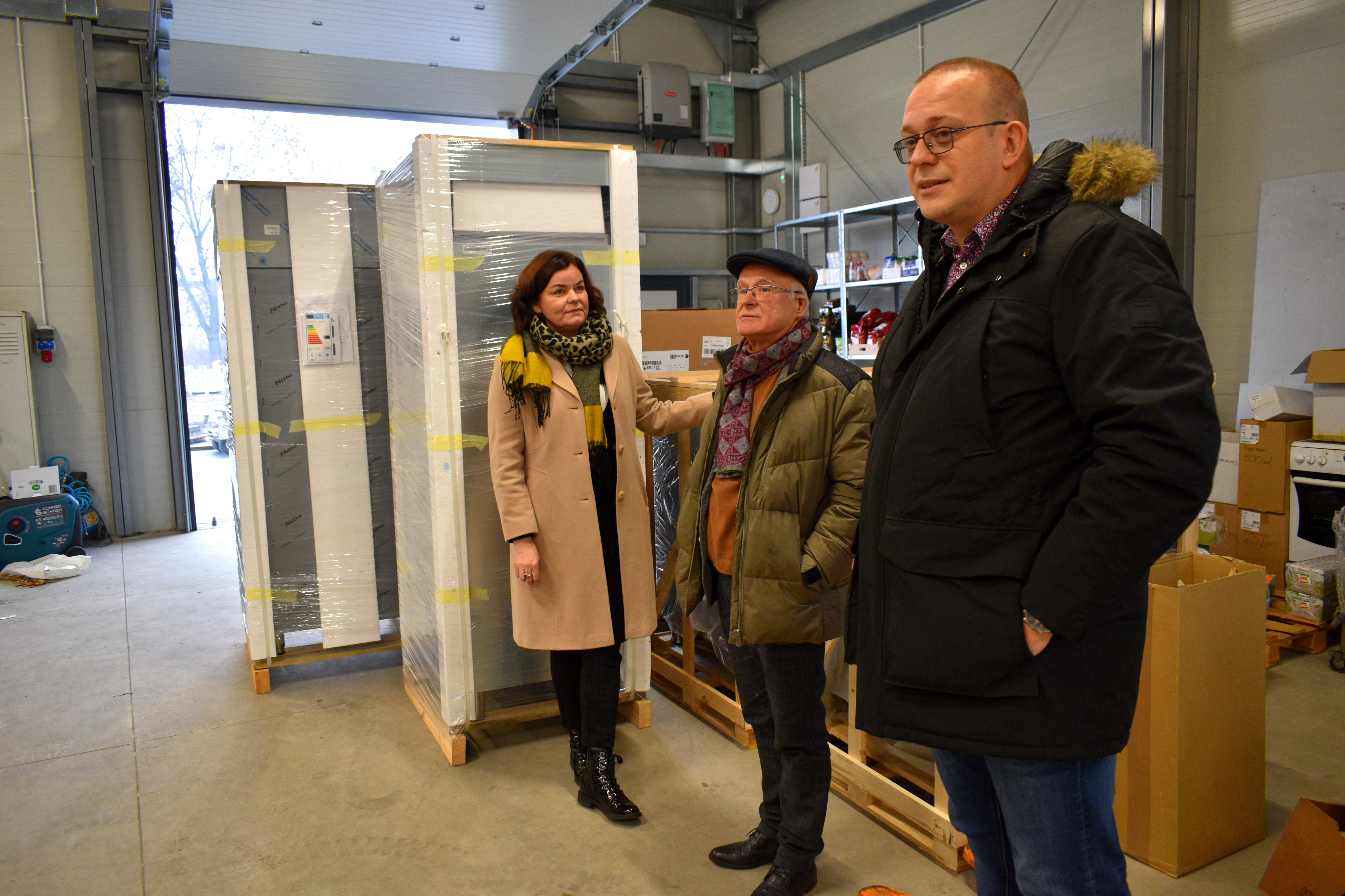 Zdjęcie przedstawia 3 osoby w magazynie ZAZ