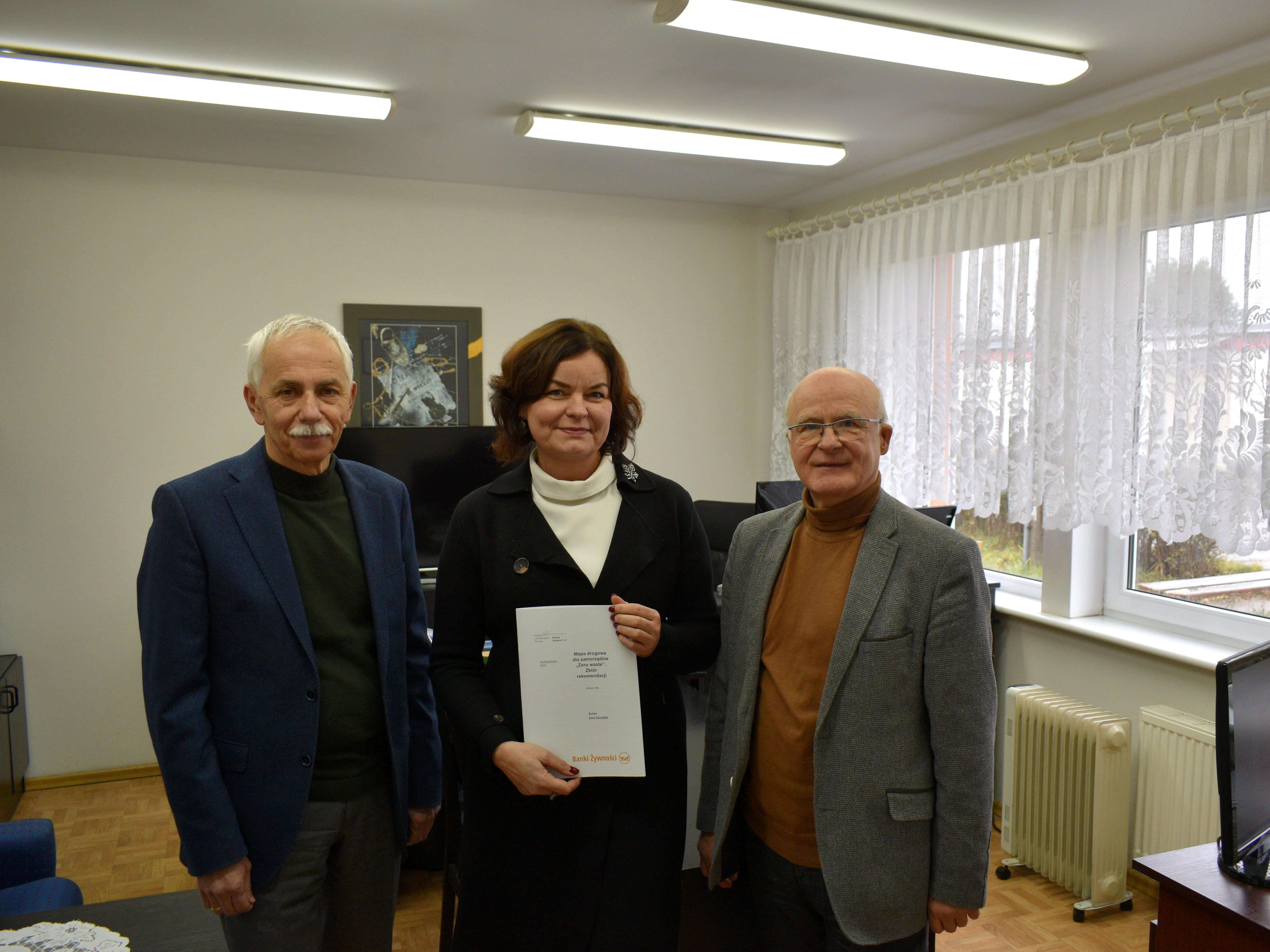 Zdjęcie przedstawia 3 osoby w Banku Żywności w Pile
