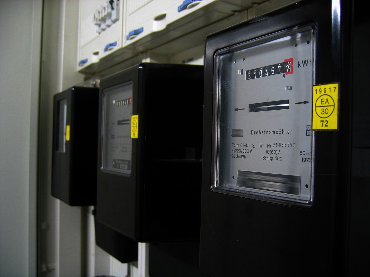 Liczniki poboru energii elektrycznej. Plomba koloru żółtego