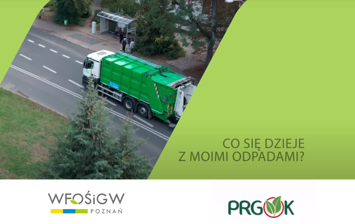 kadr z filmu kadr z filmu, zielone tło, zdjęcie śmieciarki, napis: co się dzieje z odpadami, na dole logotypy