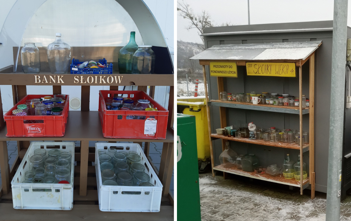 Drewniane regały, na nich ustawione słoiki. Treść: bank słowików, słoiki, weka. Przedmioty ponownego użycia.