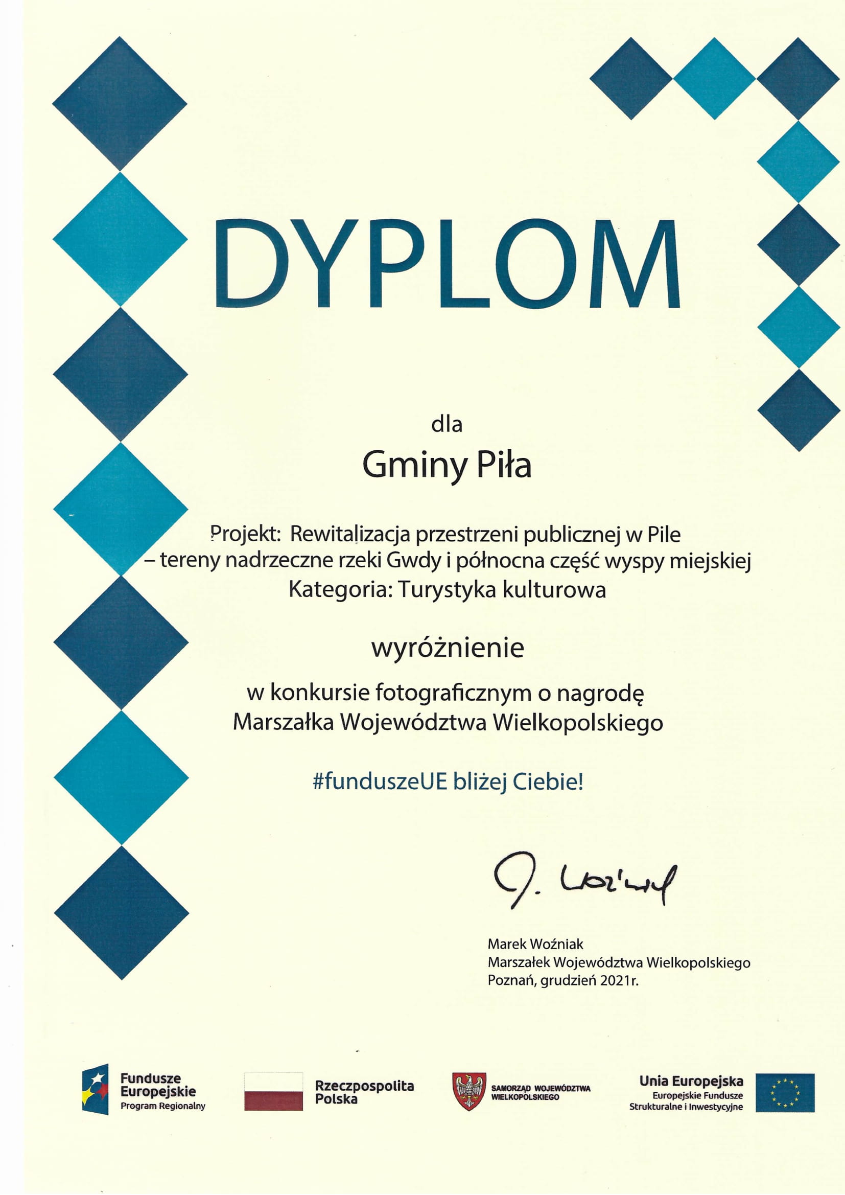 Dyplom dla gminy Piła. Projekt:  „Rewitalizacja przestrzeni publicznej w&nbsp;Pile – tereny nadrzeczne rzeki Gwdy i&nbsp;północna część wyspy miejskiej”. Wyróżnienie w&nbsp;Konkursie o&nbsp;Nagrodę Marszałka Województwa Wielkopolskiego.