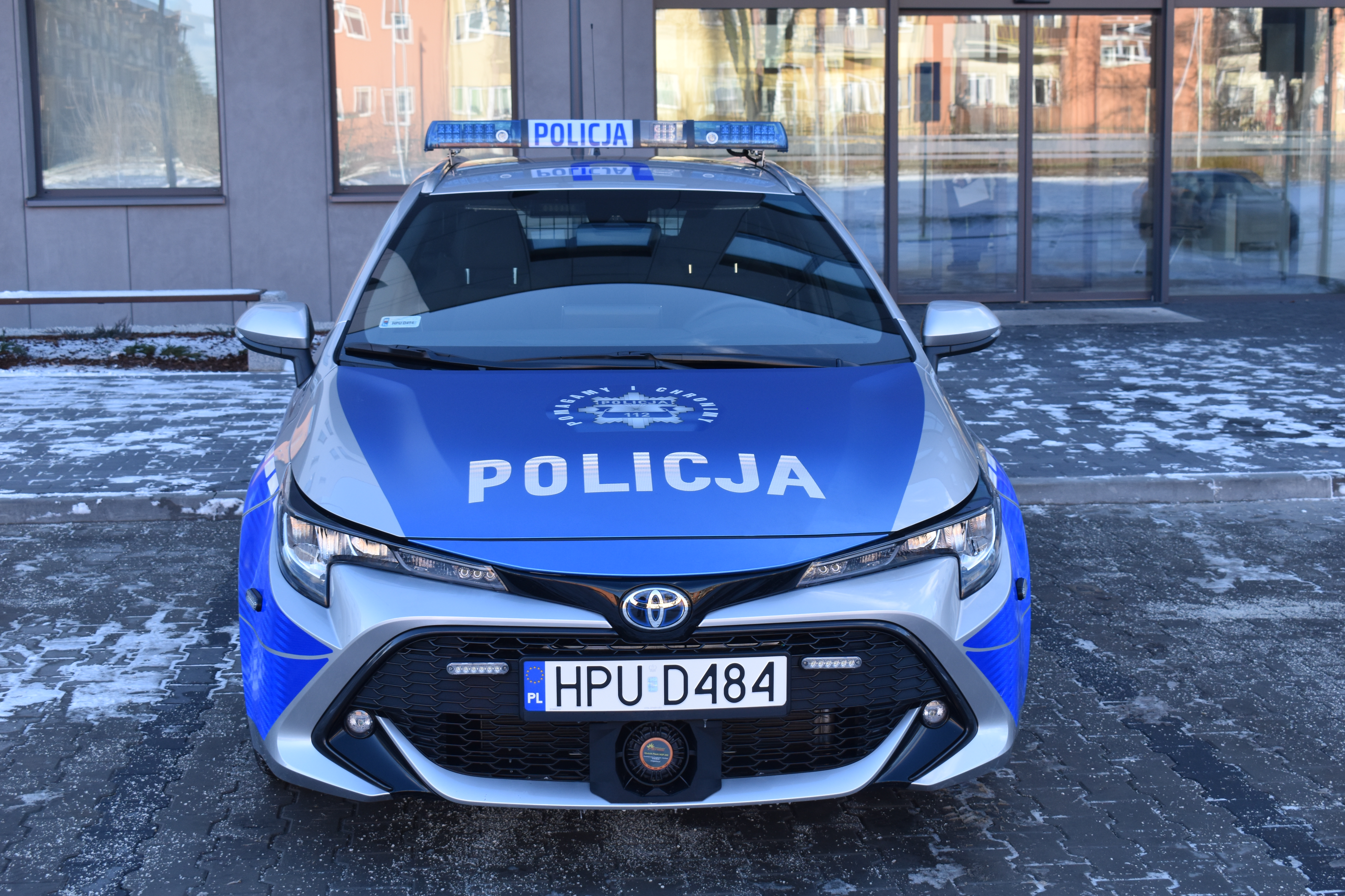 Przód samochodu osobowego.  Radiowóz. Policja.