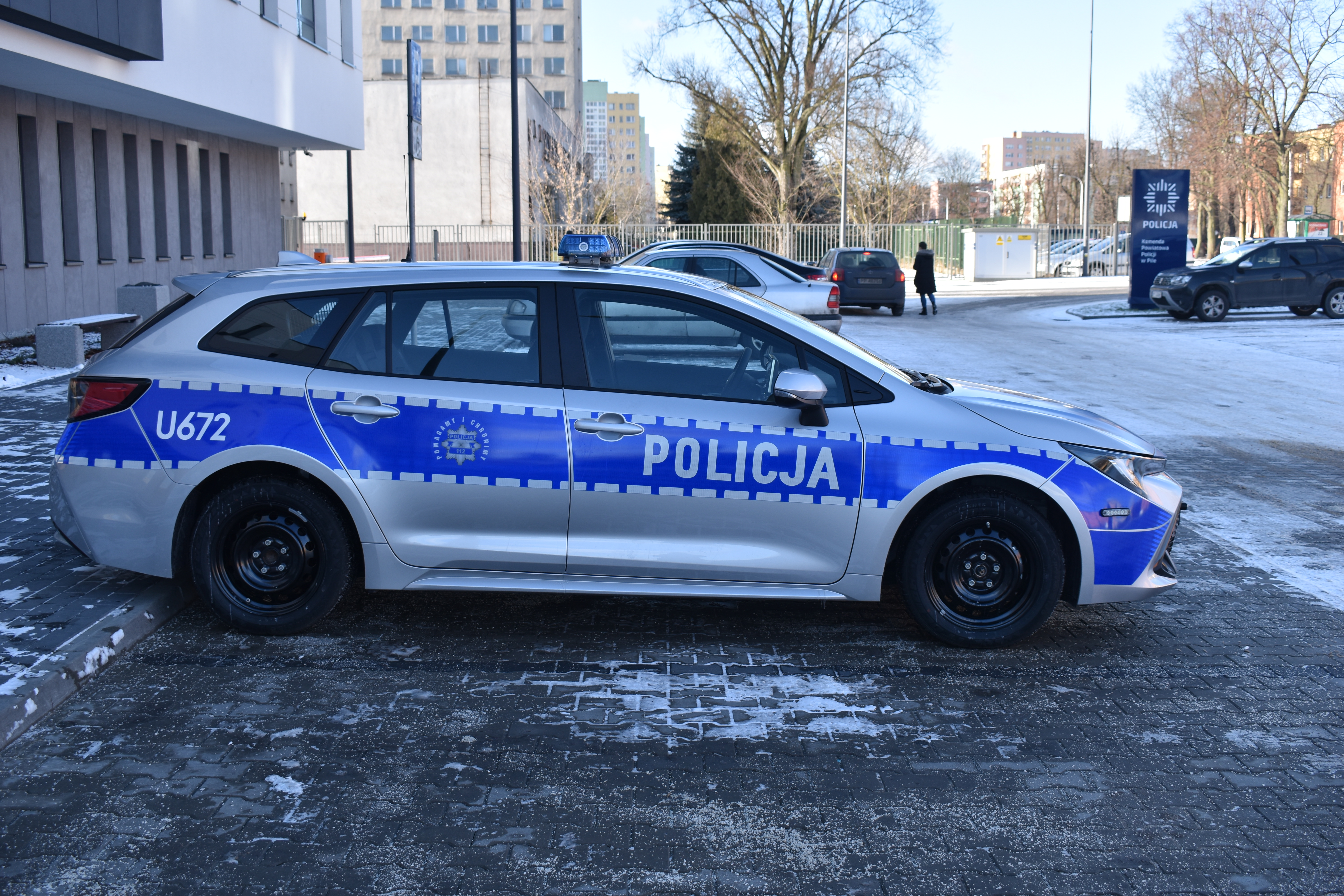 Samochód osobowy z boku.  Radiowóz. Policja.