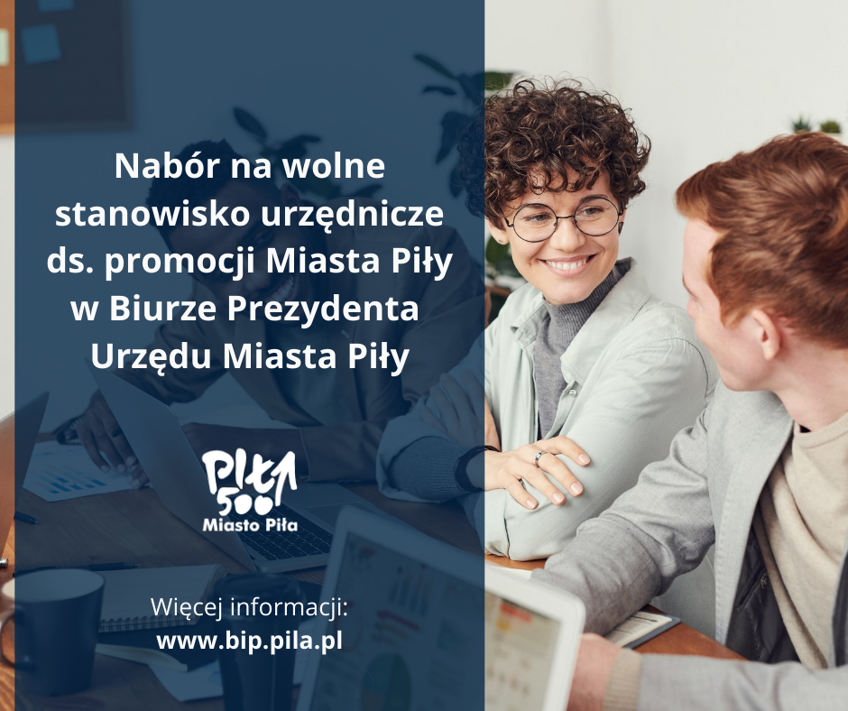 Nabór na&nbsp;stanowisko urzędnicze ds. promocji miasta w&nbsp;Biurze Prezydenta. Nabór trwa do 4 marca 2022 roku, więcej informacji na&nbsp;www.bip.pila.pl. Na zdjęciu trzy osoby, kobieta i&nbsp;dwóch mężczyzn siedzą przy stole, na&nbsp;którym leżą notatniki, komputer. 