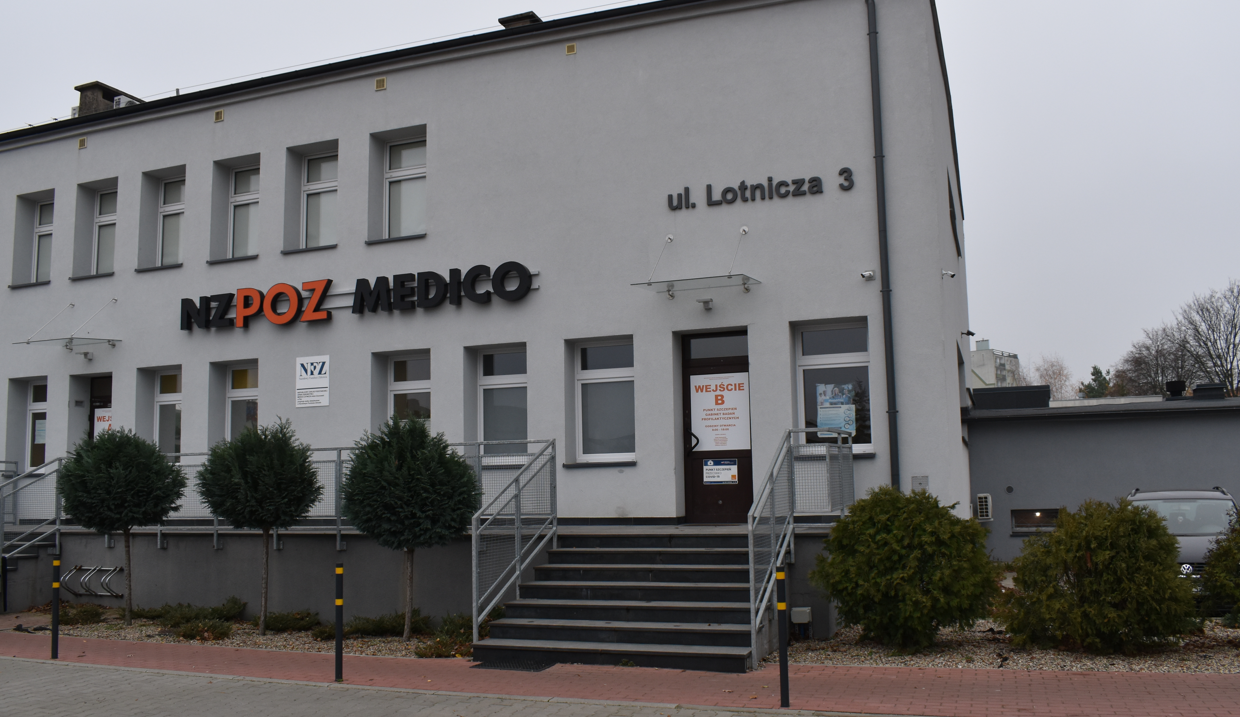 Budynek z&nbsp;napisem NZPOZ Medico. Wejście po schodach. Adres: Lotnicza 3.