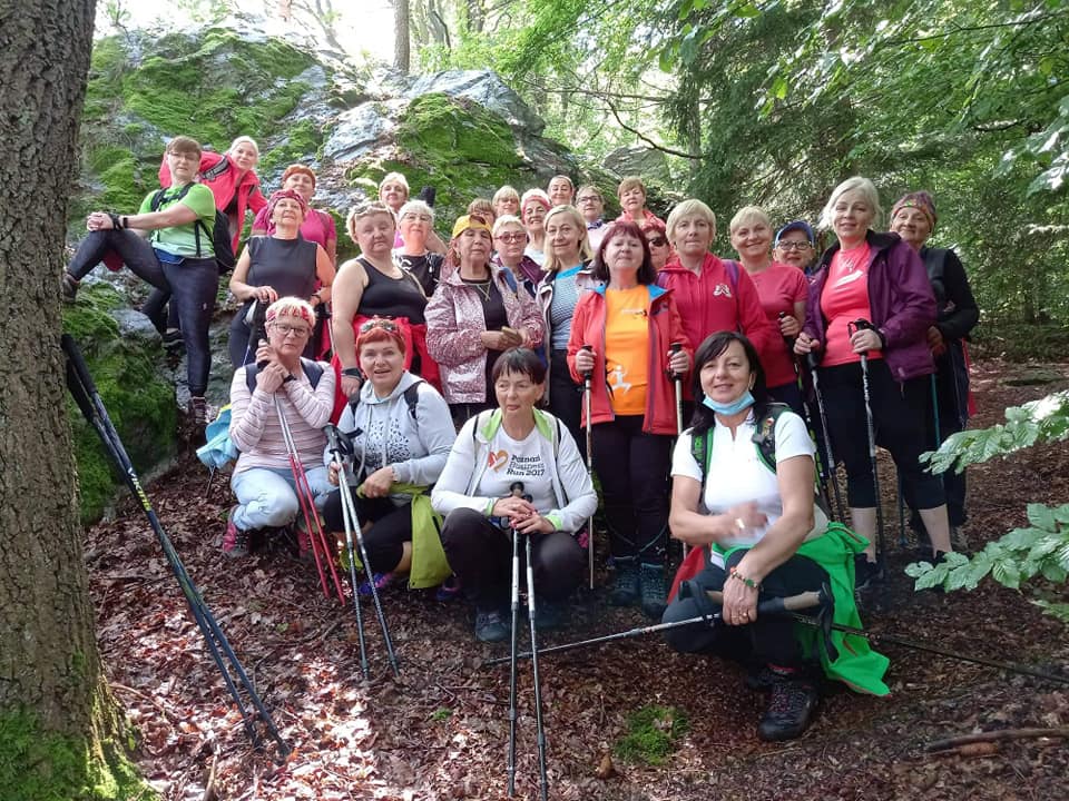 Pilskie Amazonki sprawne i aktywne! Duża grupa kobiet stojąca na górskim szlaku, wszyscy trzymają kijki do nordic walking.