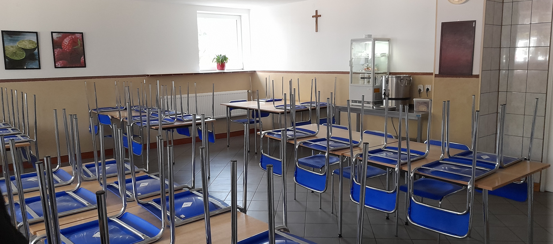 Pomieszczenie,  stoliki, krzesła.