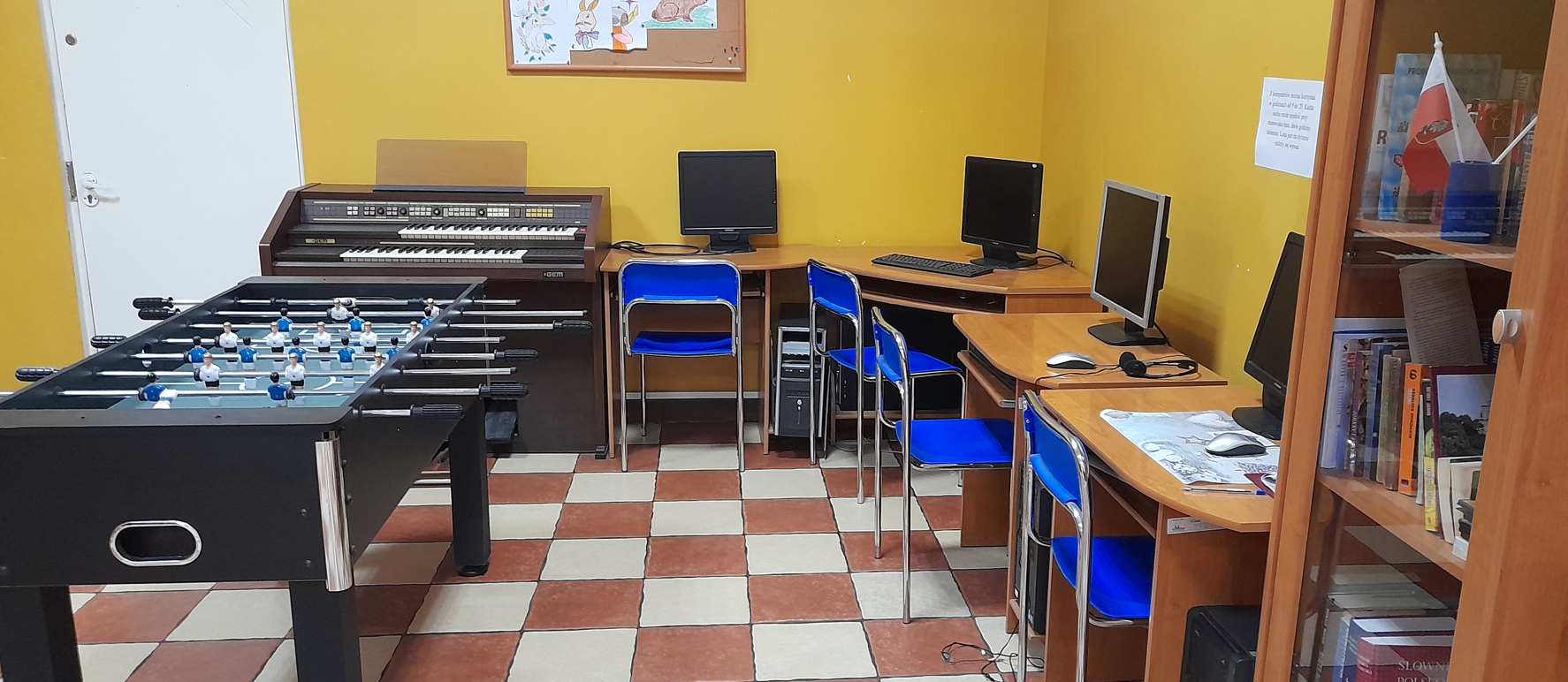  Pomieszczenie, piłkarzyki, komputery, stoliki, organy, biblioteczka, książki.