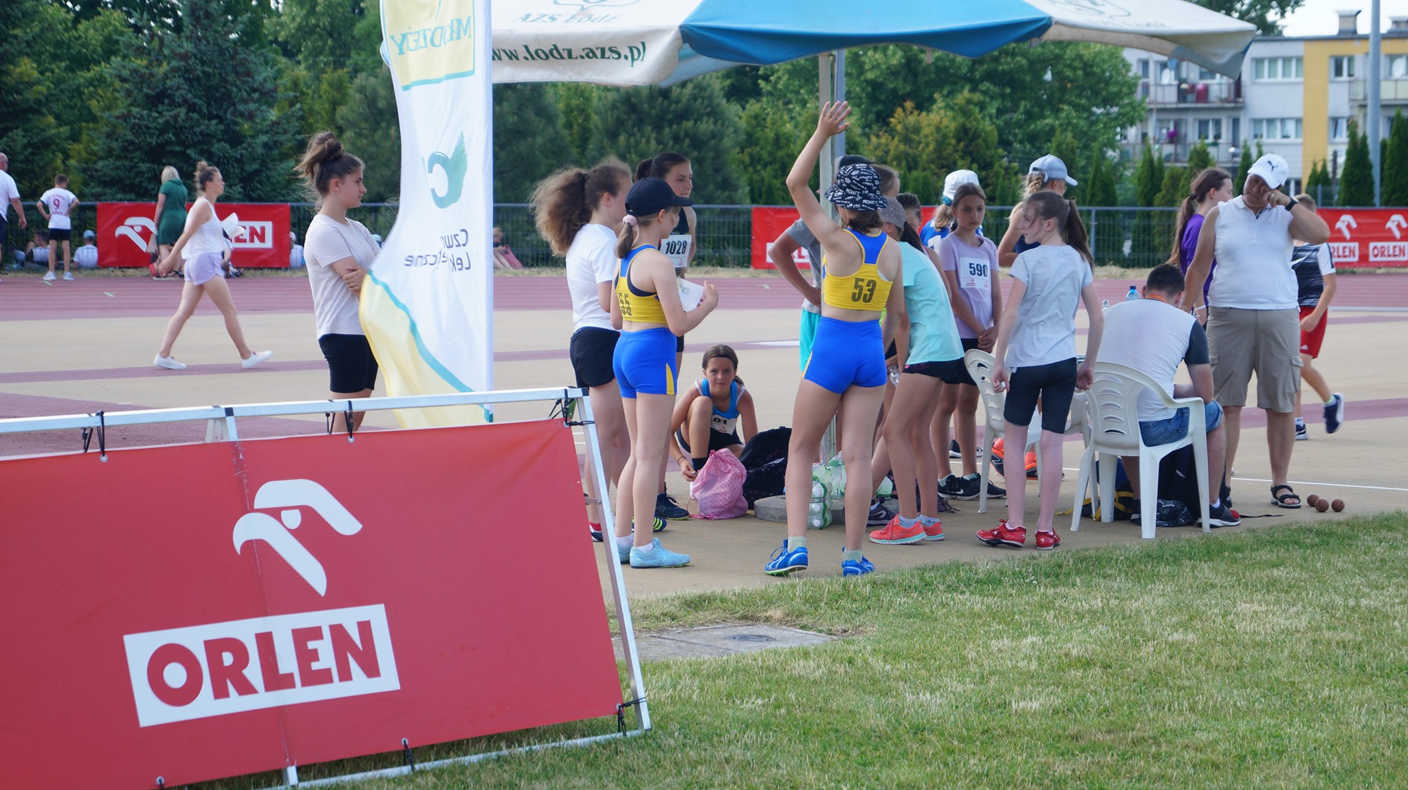 Zawody sportowe w skoku wzwyż. Skocznia, dziewczynki, mężczyzna.