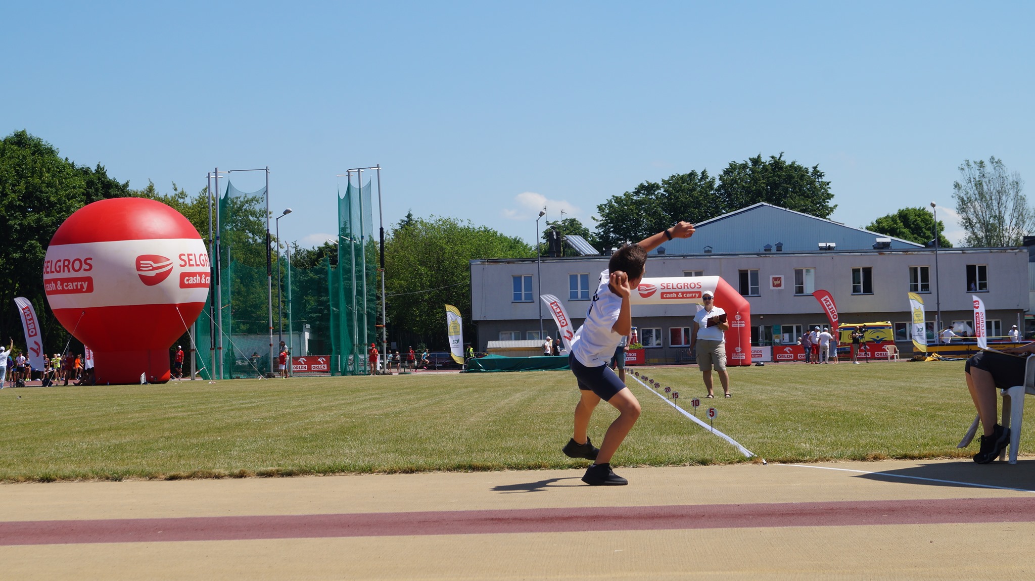 Zawody sportowe dzieci. Rzut piłeczką palantową.