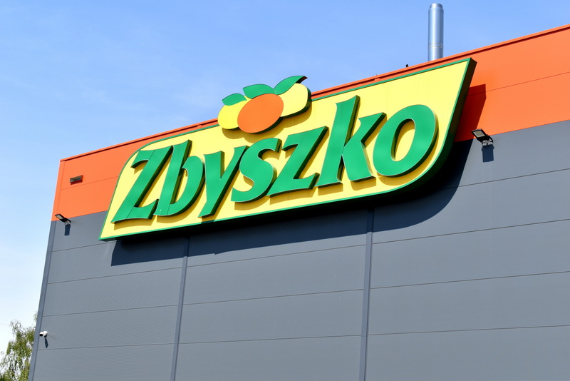 Logotyp firmy Zbyszko szyld na budynku