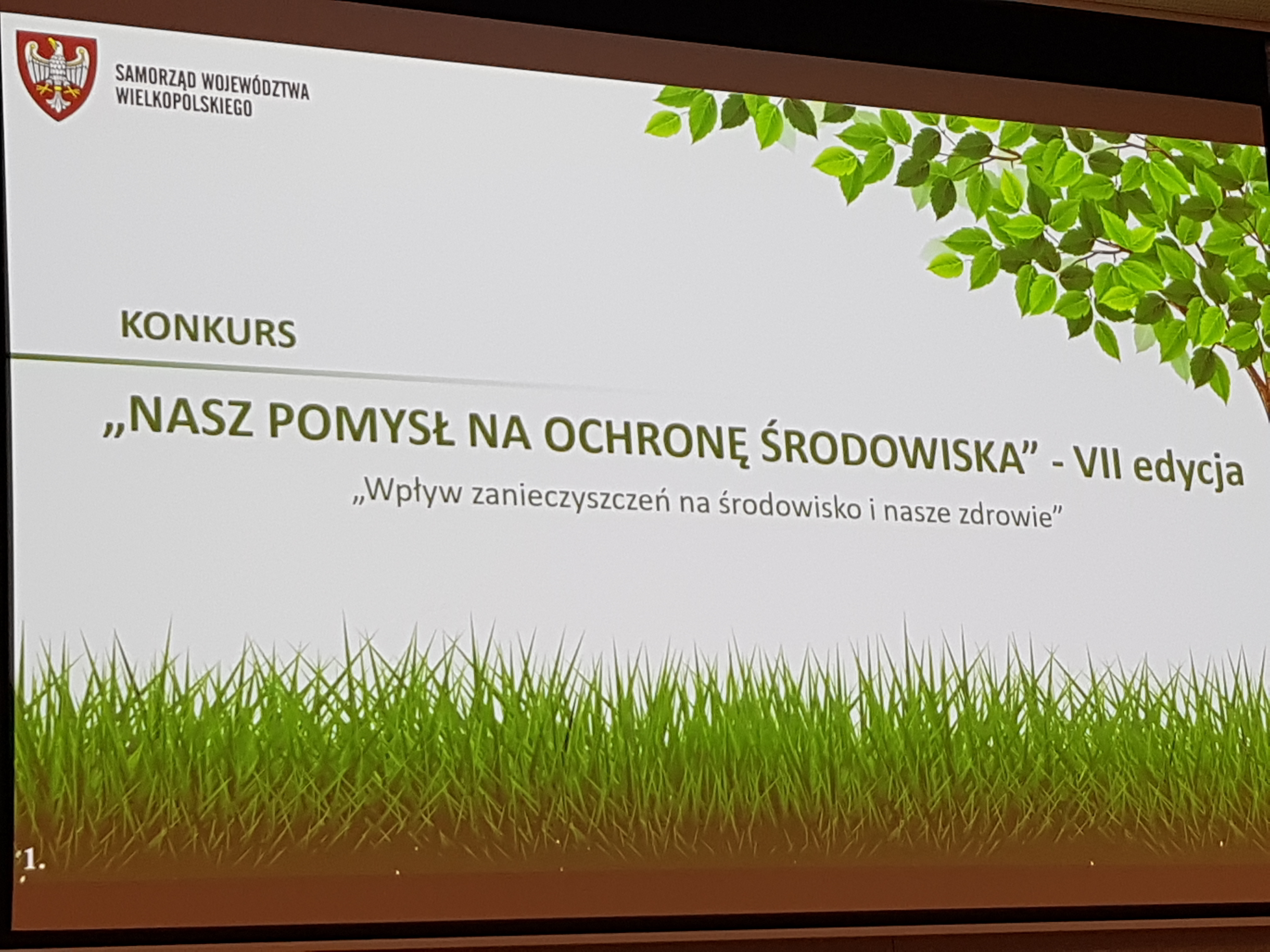 Slajd promujący Konkurs „Nasz pomysł na&nbsp;ochronę środowiska”.Logotyp Samorządu Województwa Wielkopolskiego. Zielone akcenty.