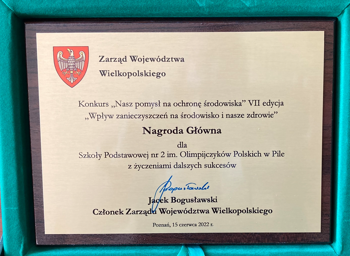 Wygrawerowana tabliczka pamiatkową informująca o&nbsp;głownej nagrodzie dla Szkoły Podstawowej nr 2 w&nbsp;Pile.