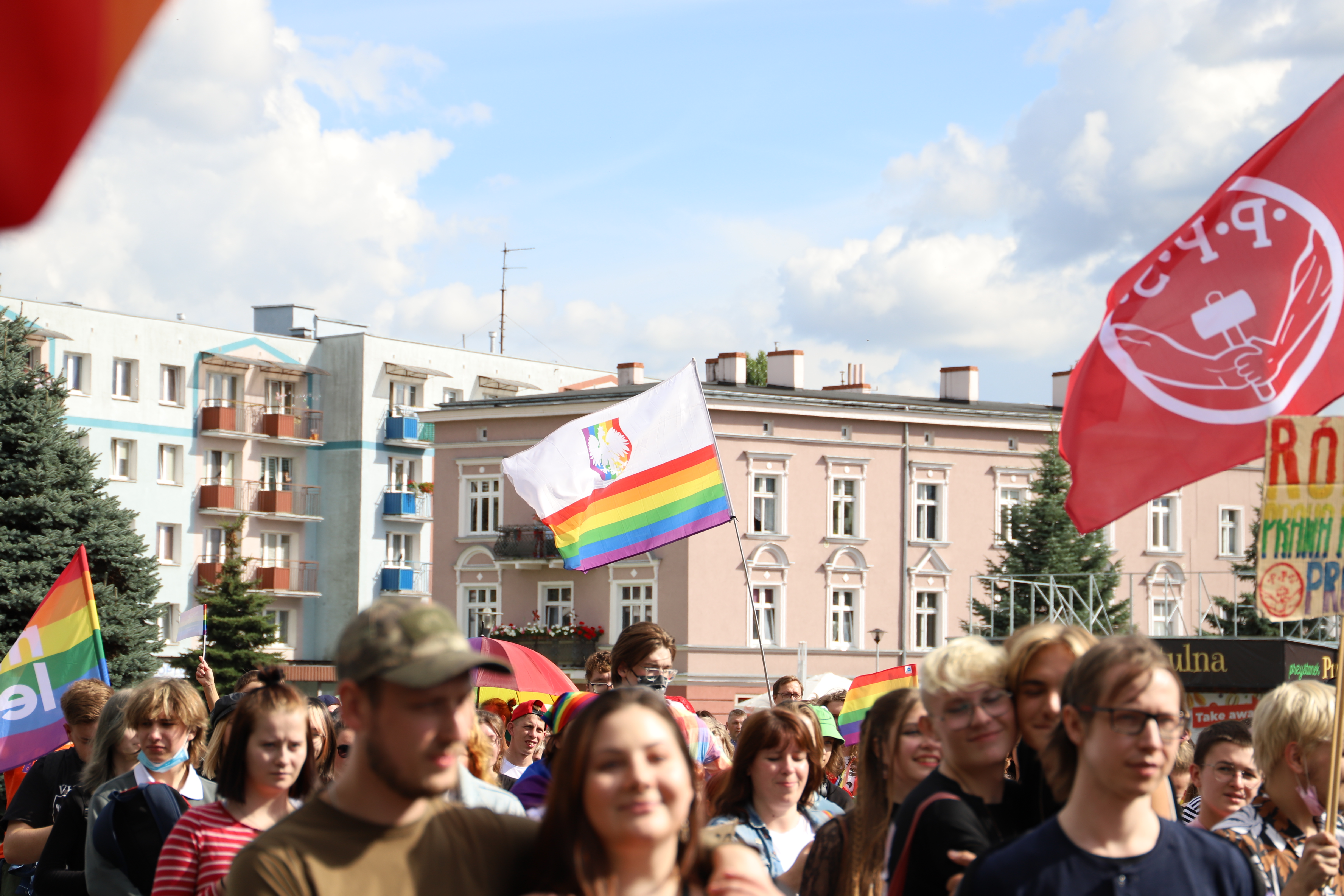 Ulcą w&nbsp;mieście idą ludzie z&nbsp;tęczowymi flagami i&nbsp;akcesoriami.