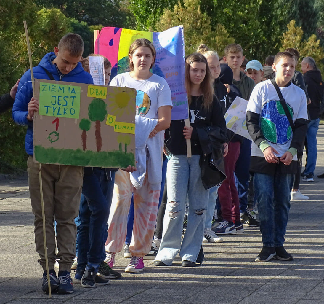 grupa młodzieży z transparentami
