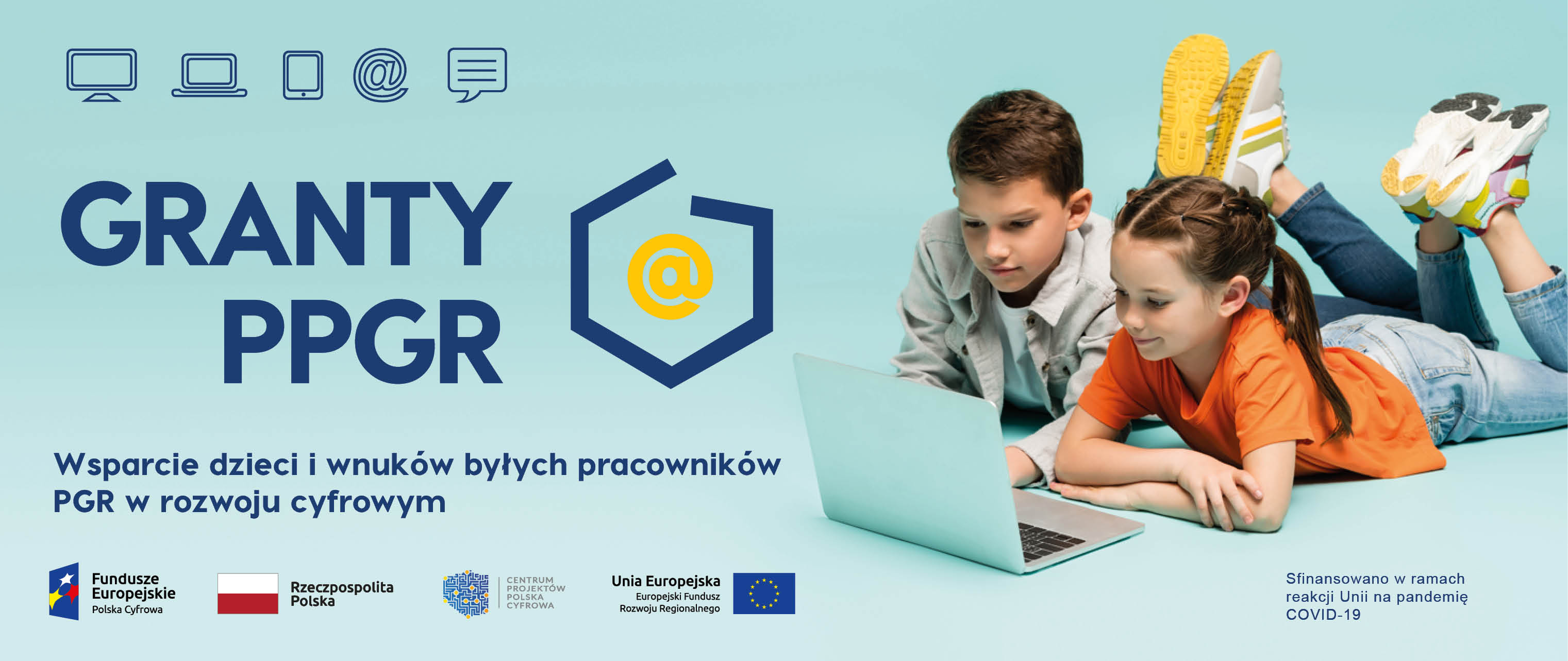 Cyfrowa Gmina – Wsparcie dzieci z rodzin pegeerowskich w rozwoju cyfrowym – "Granty PPG" Zielone tło, ikony komputera, telefonu, internetu. Dwoje dzieci dziewczynka i chłopiec leżący przed komputerem. Treść: granty PPGR, wsparcie dzieci i wnuków byłych pracowników PGR w rozwoju cyfrowym. Sfinansowano w ramach reakcji Unii na pandemię COVID-19. Logotypy projektu unijnego.