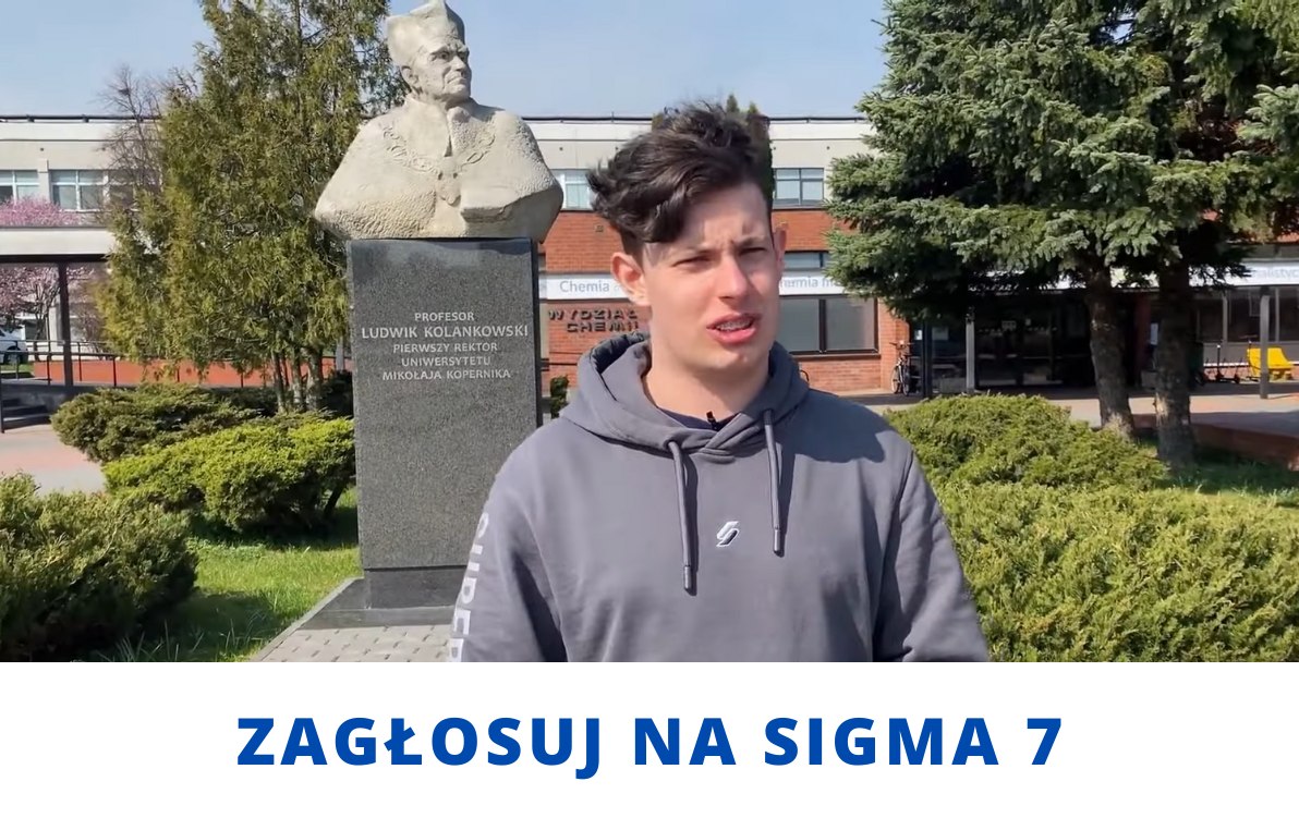 zdjęcie chłopak młody, w tle pomnik, na białym pasku głosuj na sigma 7