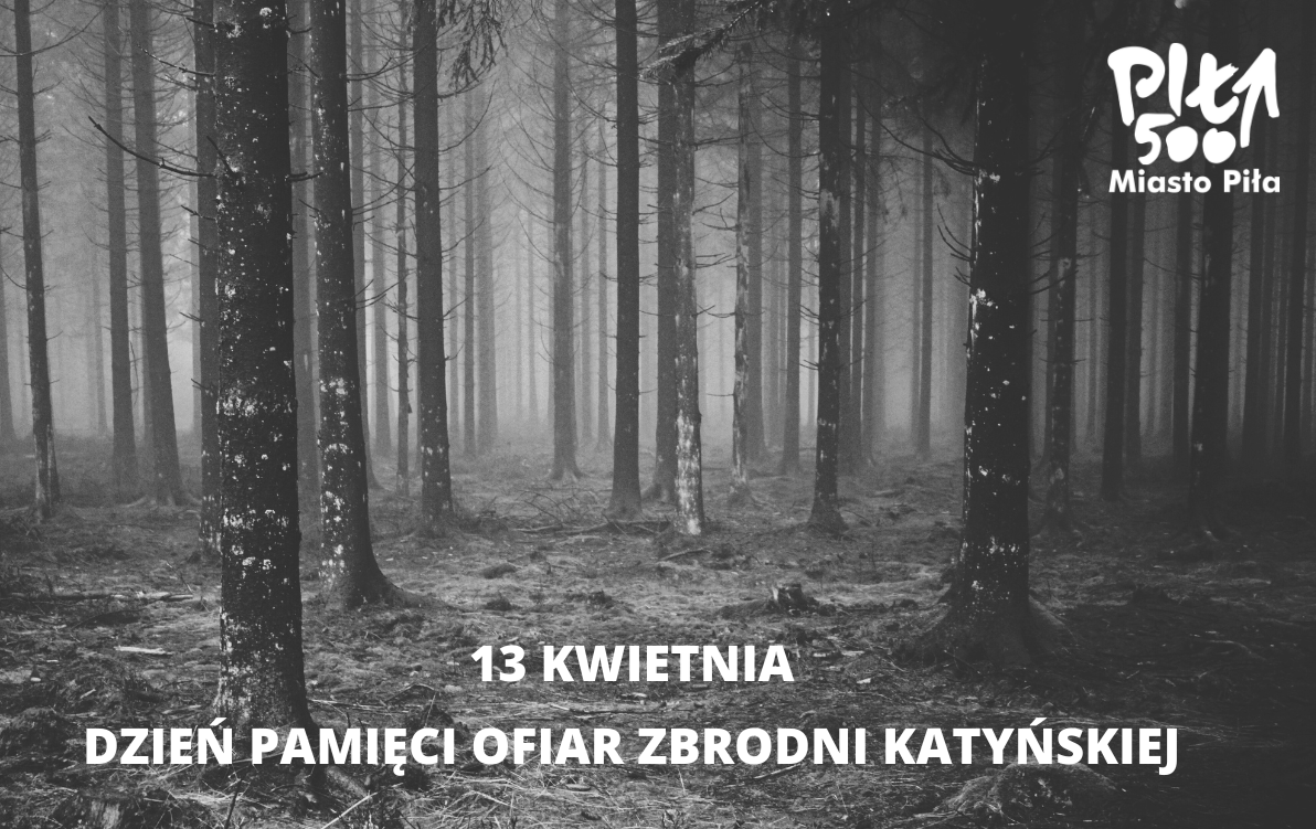 zdjęcie czarno białe zdjęcie lasu - napis Dzień Pamięci Ofiar Zbrodni Katyńskiej