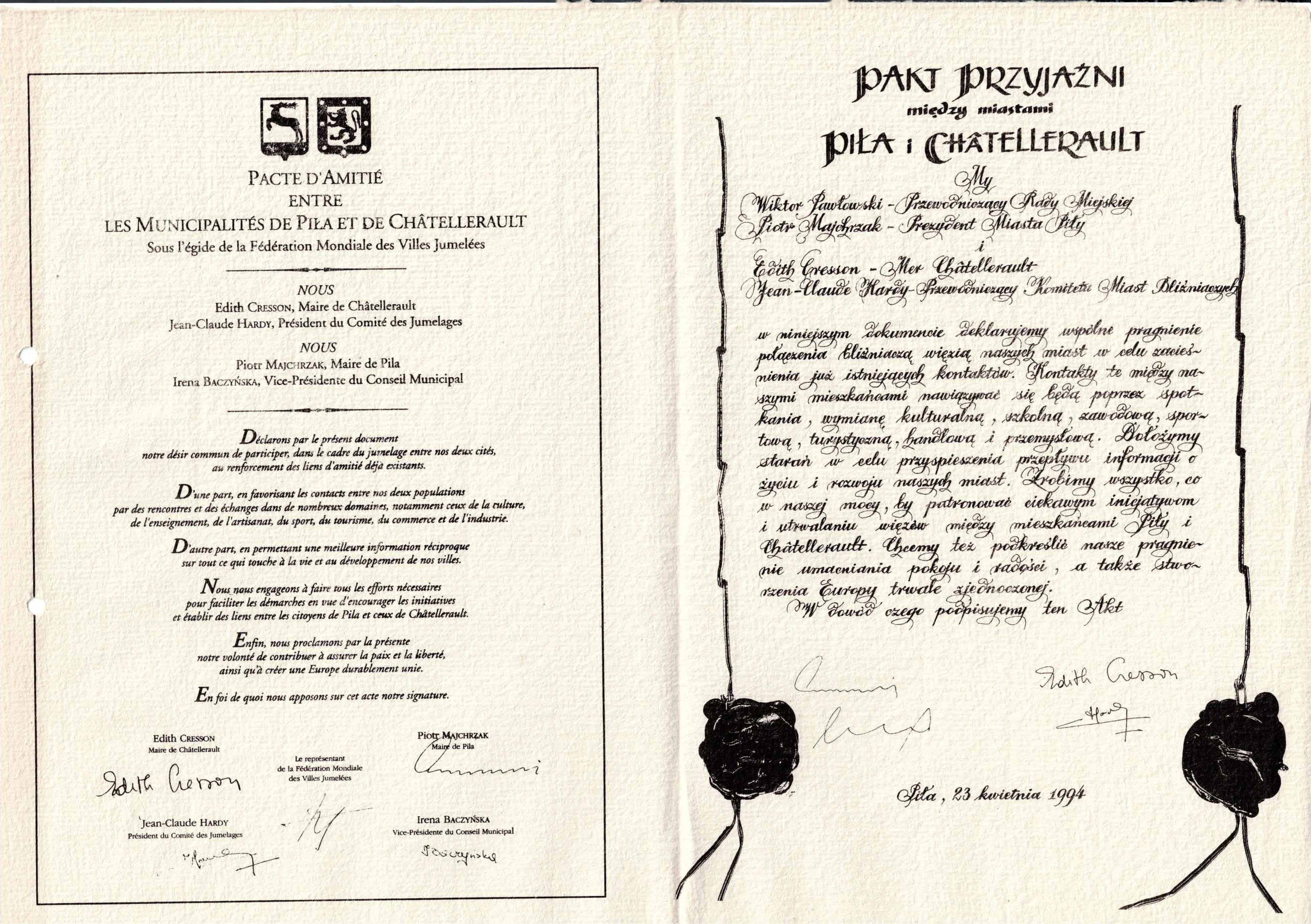 Obraz przedstawia pakt przyjaźni między Piłą a&nbsp;francuskim Chatellerault. Dokładnie 23 kwietnia 1994 roku &oacute;wczesna władza - prezydent Piły Piotr Majchrzak i&nbsp;Wiktor Pawłowski - przewodniczący Rady Miejskiej oraz&nbsp;Edith Cresson - Mer Chatellerault i&nbsp;Jean-Claude Hardy - Przewodniczący Komitetu Miast Bliźniaczych podpisali dokument, w&nbsp;kt&oacute;rym zadeklarowali połączenie bliźniaczą więzią naszych miast.