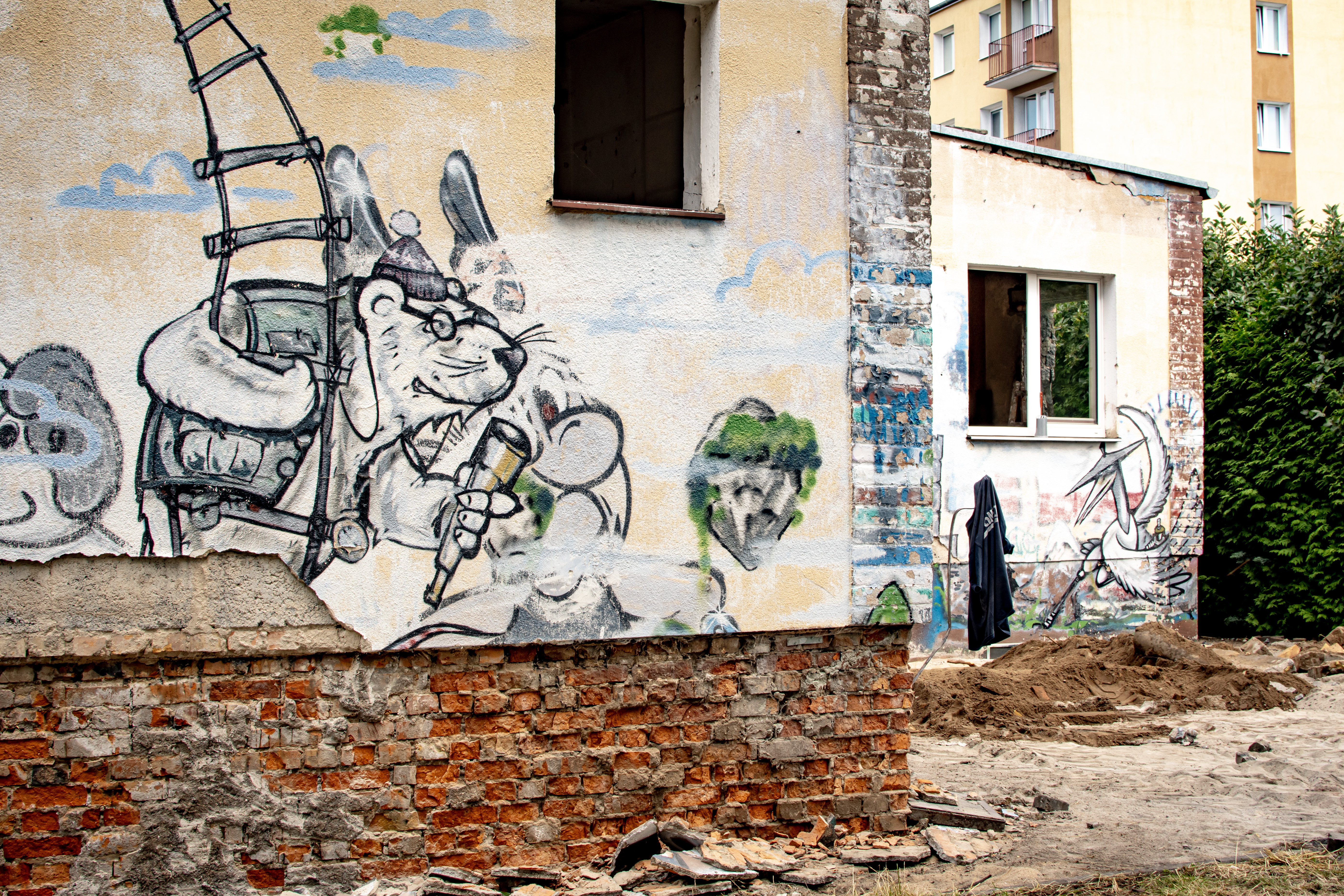 Budynek podczas rozbi&oacute;rki, na&nbsp;jednej ze ścian stare murale.