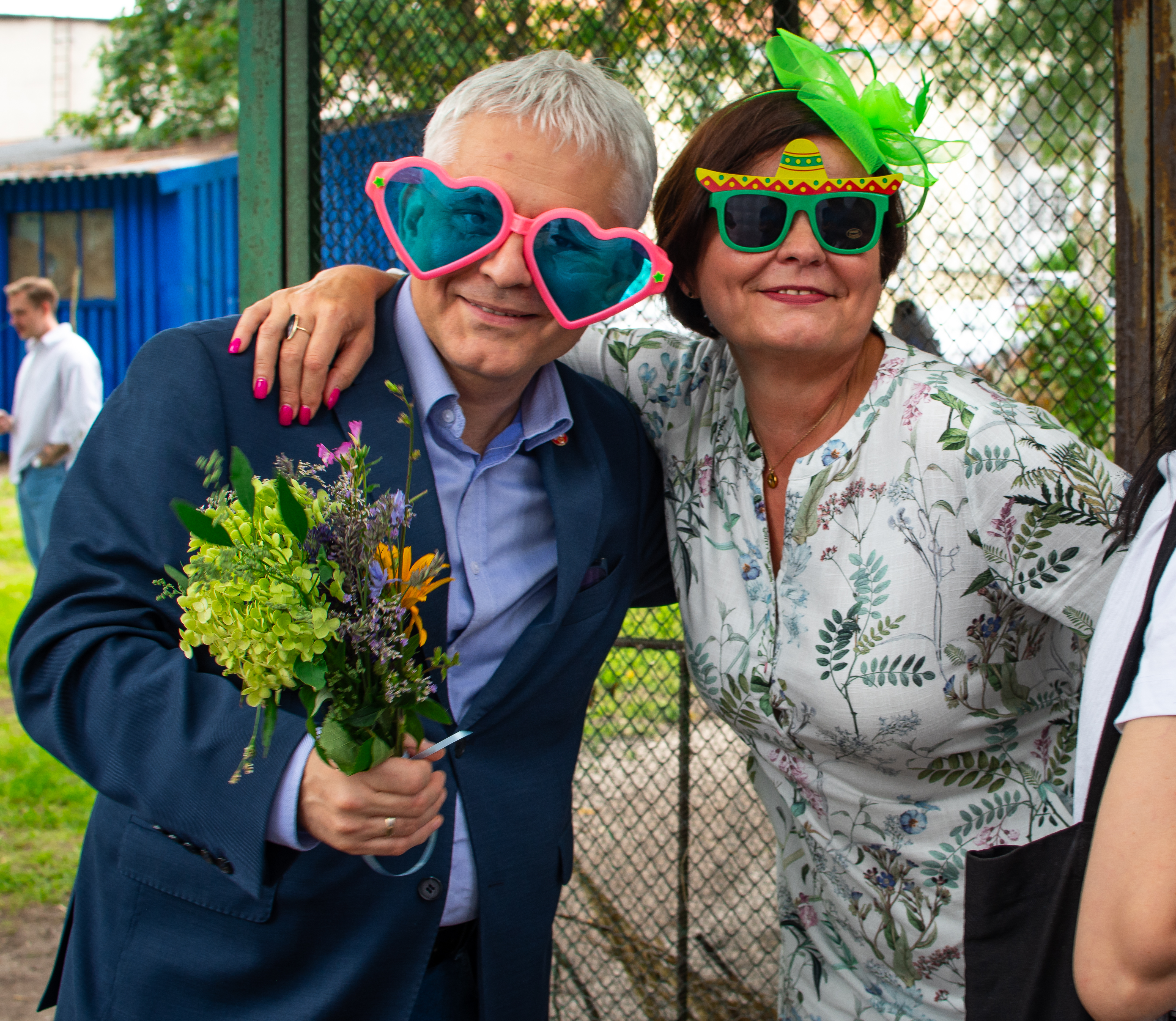 Na zdjęciu znajdują się dwie osoby z&nbsp;maskami na&nbsp;twarzy.