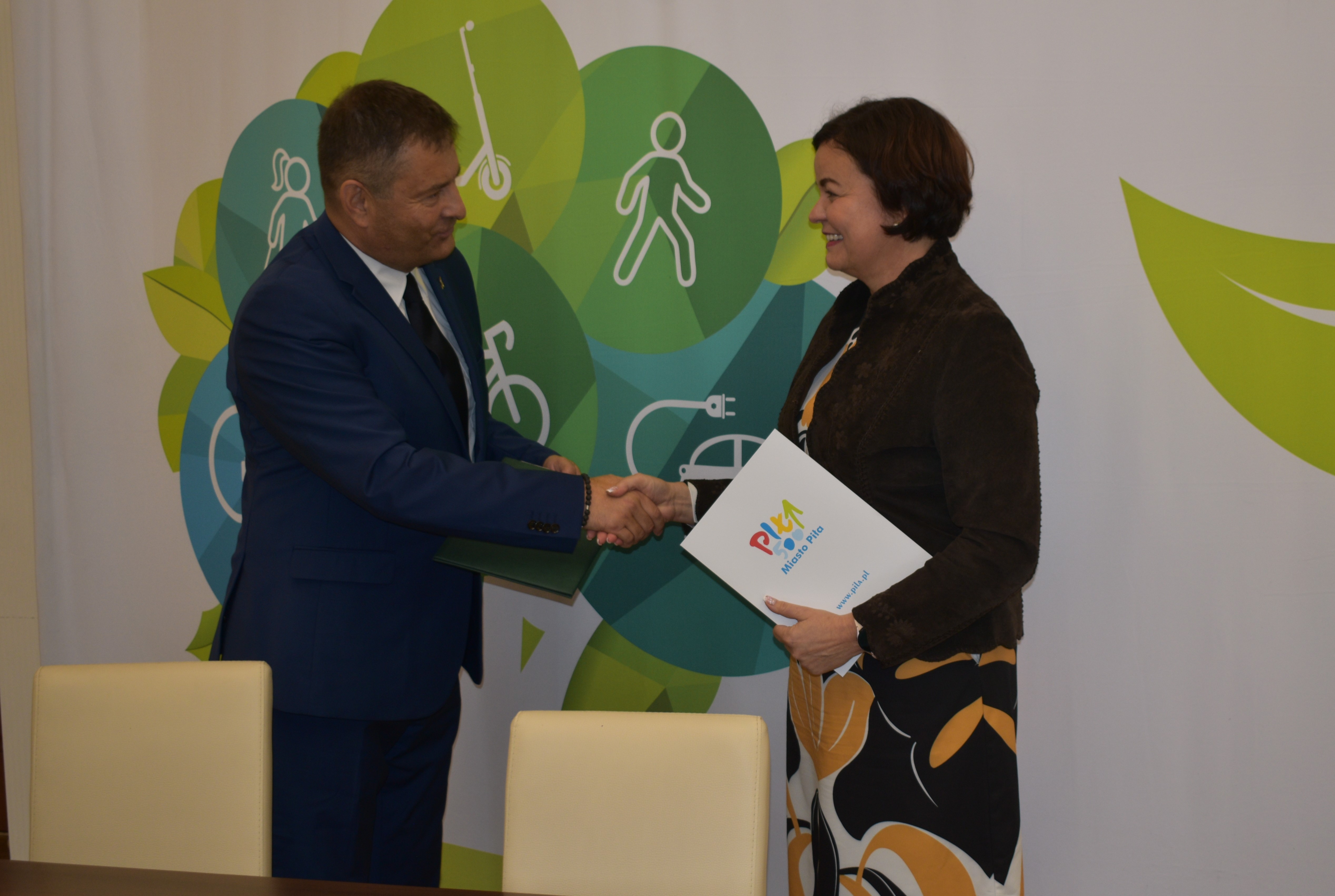 Umowę na nowe elektrobusy podpisali prezydent Piły Beata Dudzińska i reprezentujący Solaris Bus & Coach Sp. z o.o. Andrzej Sienkiewicz.