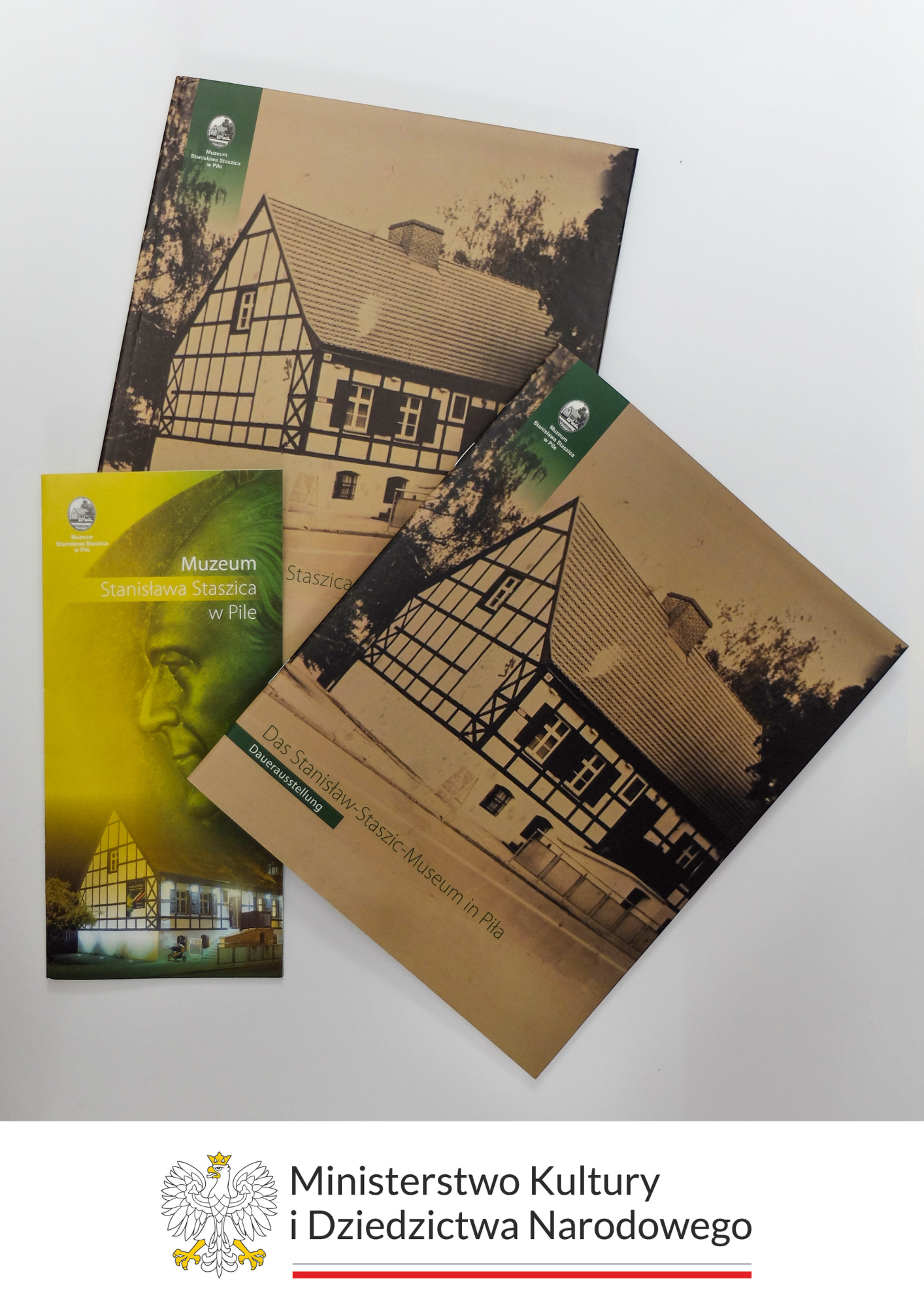 Broszury i&nbsp;katalogi dotyczące muzeum Stanisława Staszica, leżące na&nbsp;stole.