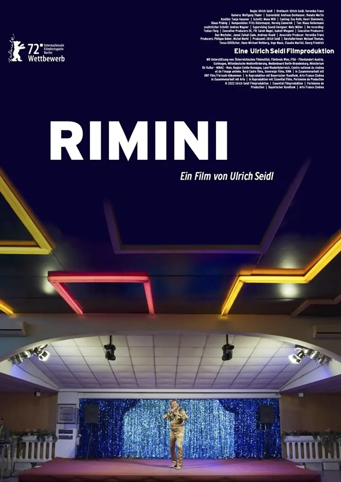 Duża sala, na&nbsp;scenie mężczyzna. Film Rimini, ein Film von Ulrich Seidl