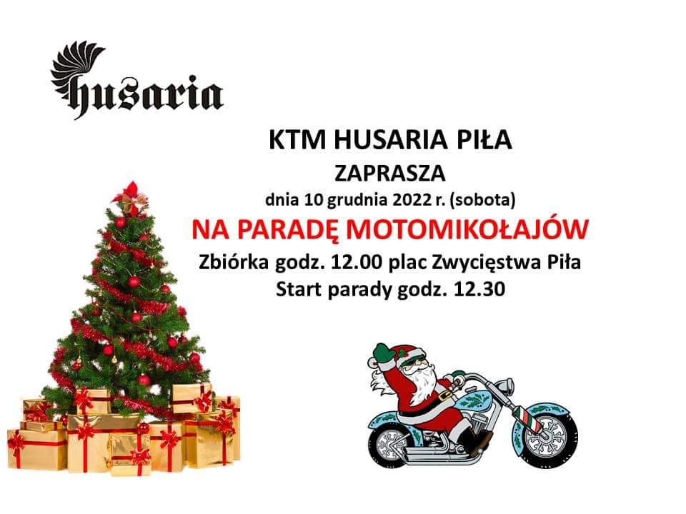Choinka z prezentami, święty mikołaj na motocyklu. Treść: KTM Husaria Piła zaprasza 10 grudnia 2022 (sobota) na paradę motomikołajów. Zbiórka o godzinie 12.00 na placu Zwycięstwa, start parady godzina 12.30