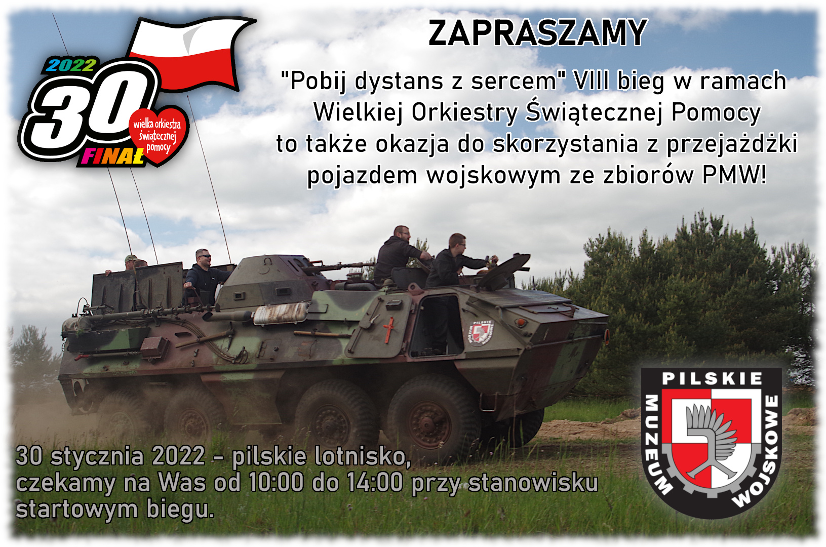 WOŚP Pilskie Muzeum Wojskowe Pobij dystans z sercem VIII bieg w ramach Wielkiej Orkiestry Świątecznej Pomocy to także okazja do skorzystania z przejażdżki pojazdem wojskowym ze zbiorów Pilskiego Muzeum Wojskowego. 30 stycznia 2022, pilskie lotnisko, 10.00-14.00 przy stanowisku startowym biegu. W tle zdjęcie przedstawiajace czołg i grupę mężczyzn siedzących na pojeździe, w tle roślinność.