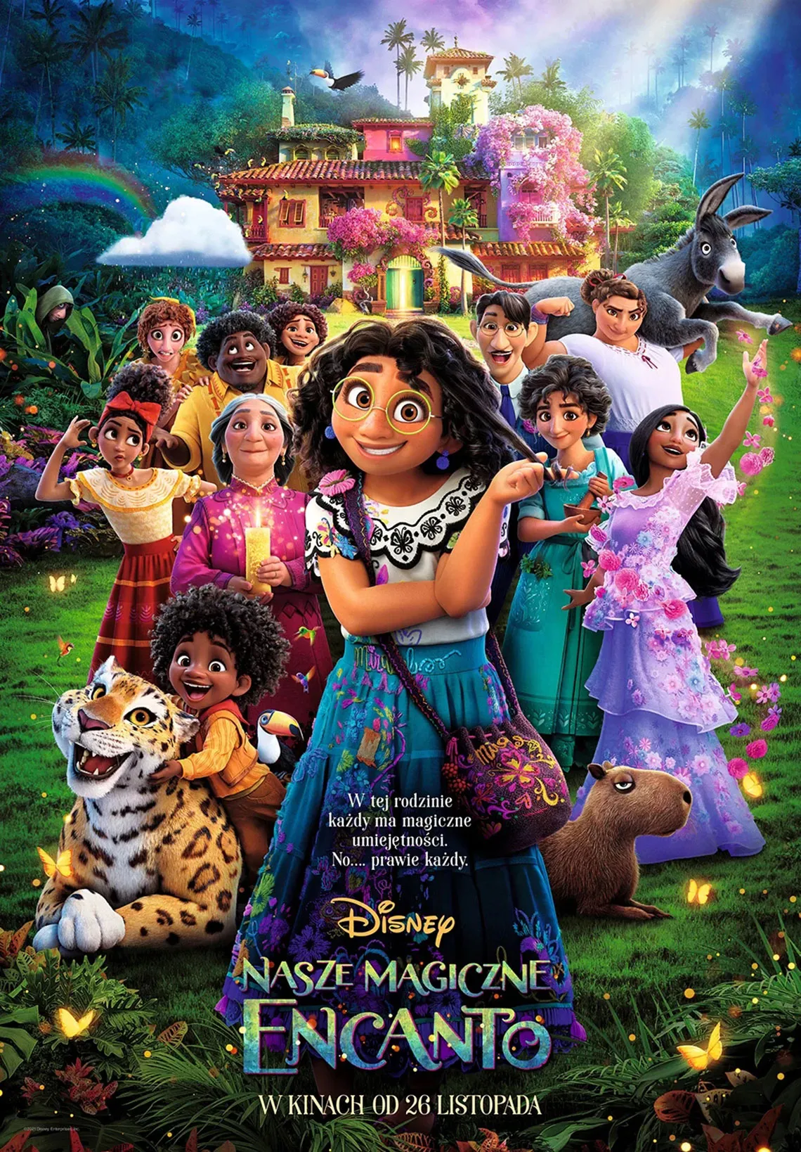 Nasze magiczne Encanto Plakat kinowy przedstawiający grupę ludzi w różym wieku. Na czele grupy stoi młodych dziewczyna, wokół zwierzęta, roślinność a w tle piękny duży dom. Napis: w tej rodzinie każdy ma magiczne umiejętności. No... prawie każdy. Logo Disney. Nasze magiczne Encanto.