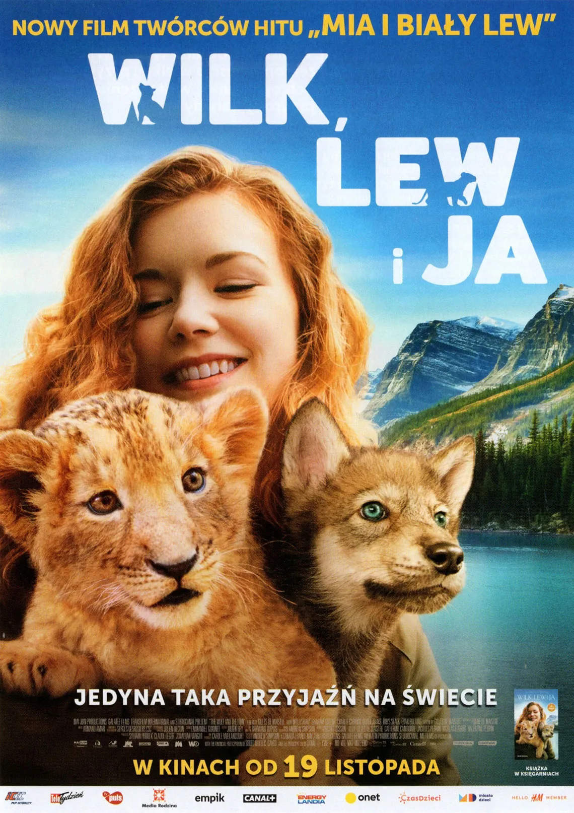 Wilk, lew i ja Nowy film twórców hitu "Mia i biały lew". Film Wilk, lew i ja. Na zdjęciu rudowłosa dziewczyna trzymająca młodego lew i wilka. W tle jezioro i góry.