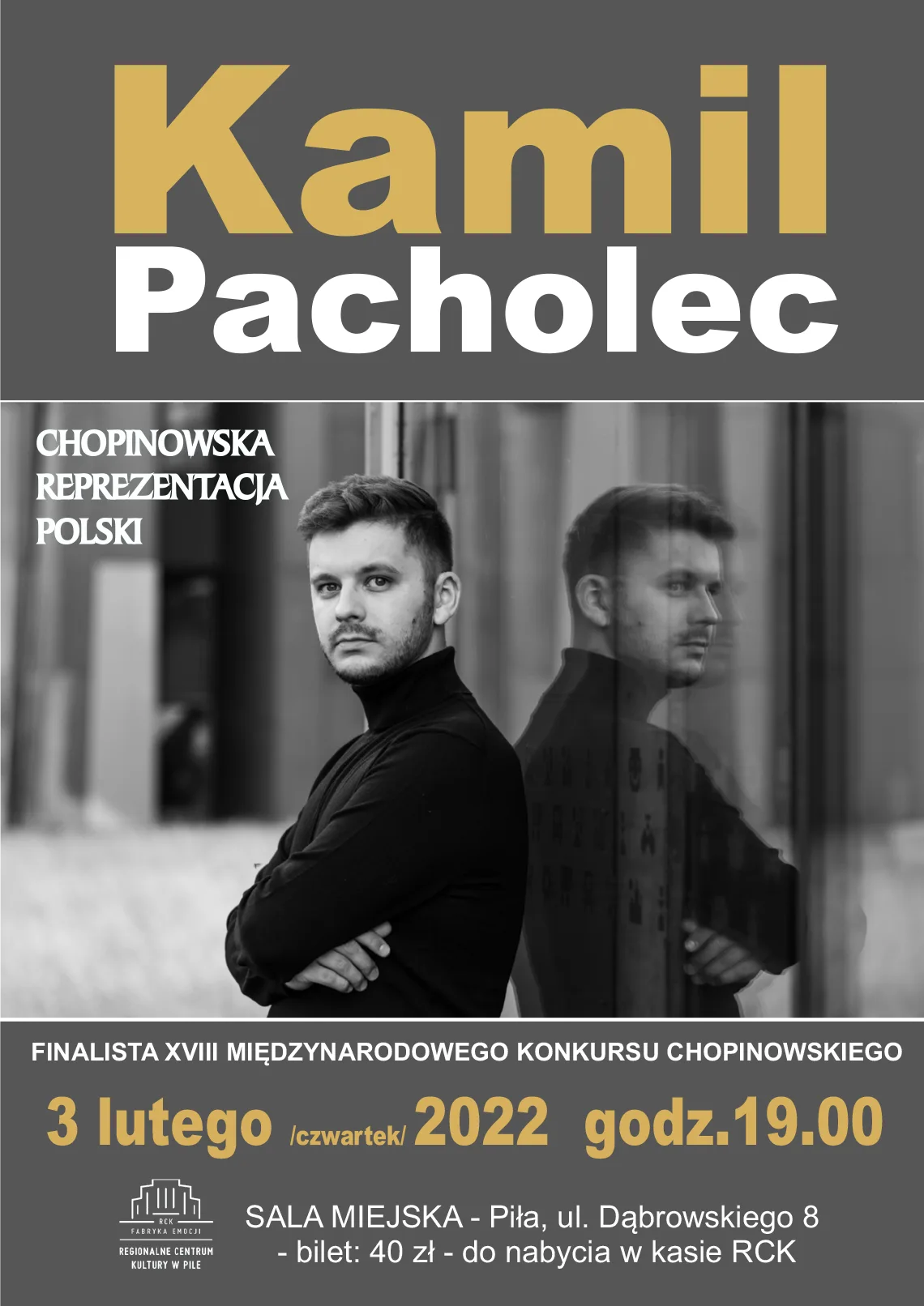 Kamil Pacholec Kamil Pacholec chopinowska reprezentacja polski, finalista XVIII międzynarodowego konkursu chopinowskiego, 3 lutego czwartek 2022 roku godzina 19.00, sala miejska, ulica Dąbrowskiego 8 Piła, bilet 40 złotych, do nabycia w kasie RCK. Na zdjęciu czarno-białym młody mężczyzna oparty o ścianę budynku.