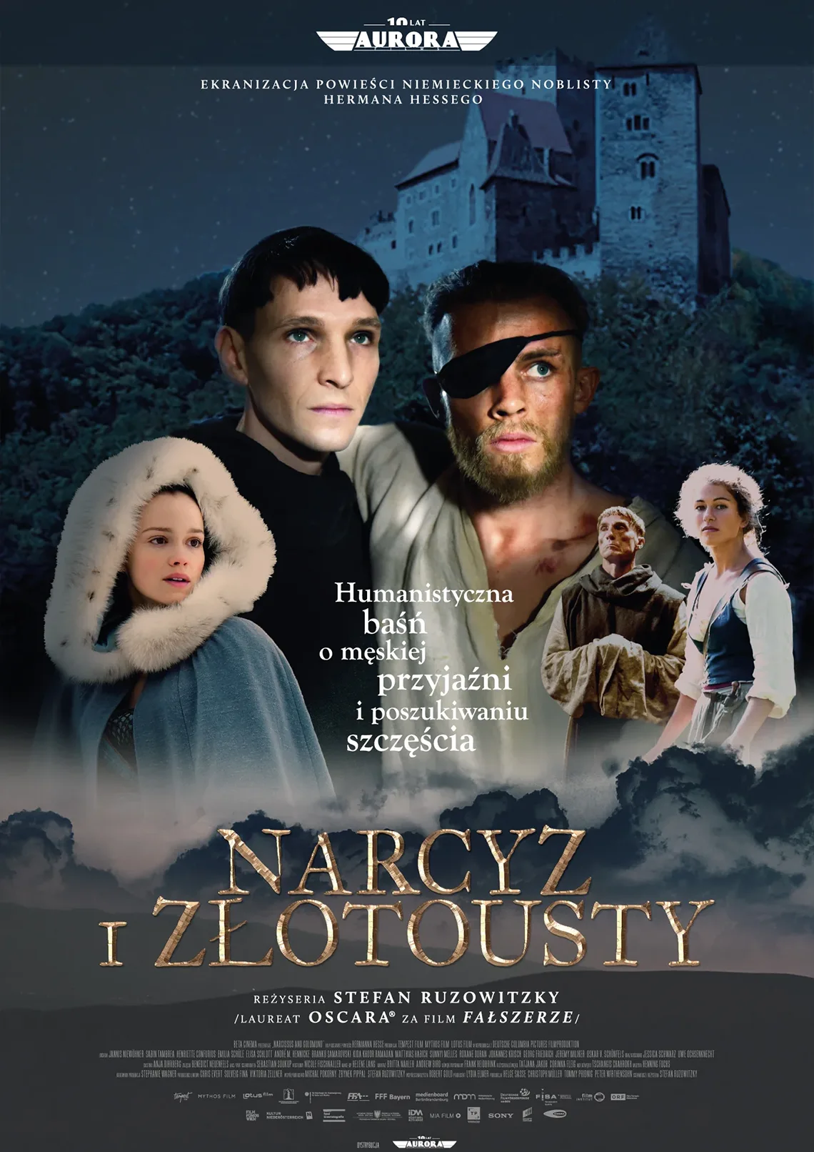 Kino przed hejnałem Narcyz i Złotousty Pięć postaci, trzech mężczyzn i dwie kobiety, w tle wzgórze i pałacyk. Treść: Ekranizacja powieści niemieckiego noblisty Hermana Hessego. Humanistyczna baśń o męskiej przyjaźni i poszukiwaniu szczęścia. Narcyz i Złotousty. reżyseria Stefan Ruzowitzky, laureat Oscara za film Fałszerze.