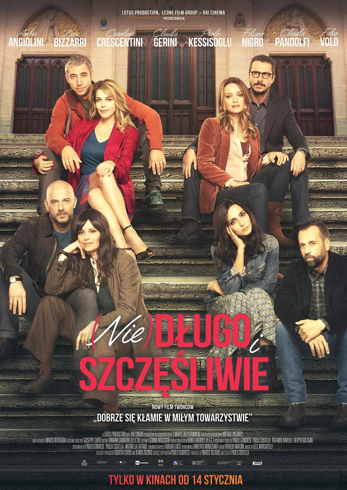 Na schodach budynku siedzą cztery pary - cztery kobiety i czterech mężczyzn, w tle 3 wejścia do budynku. W centrum napis: (Nie) długo i szcześliwie, nowy film twórców Dobrze się kłamie w małym towarzystwie. 