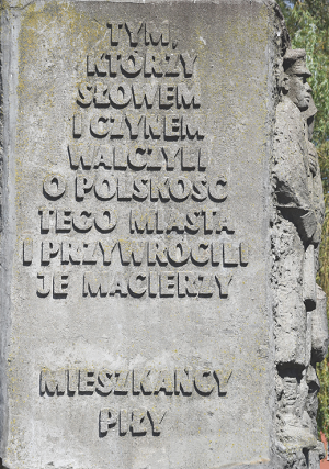 Pomnik, na nim tekst: Tym, którzy słowem i czynem walczyli o polskość tego miasta i przywrócili je Macierzy.  Mieszkańcy Piły