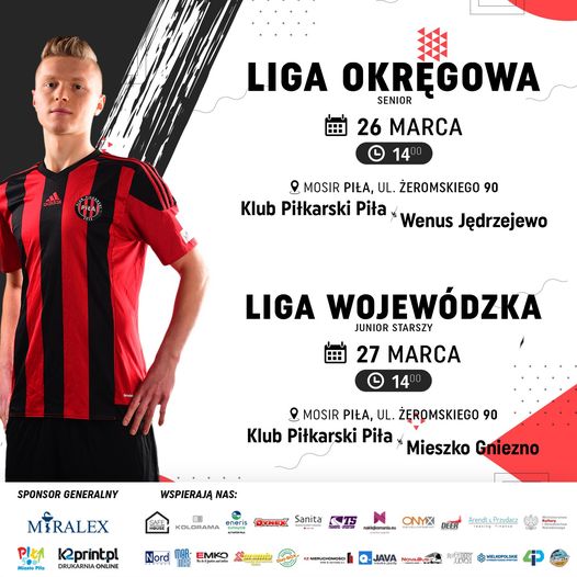 Młody chłopak w stroju piłkarskim w czerwono-czarnych barwach. Treść: liga okręgowa 26 marca, 14.00 Mosir Piła, ulica Żeromskiego 90. Klub Piłkarski Piła, Wenus Jędrejewo. Liga wojewódzka junior starszy, 27 marca 14.00, mosin piła, ulica Żeromskiego 90, Klub Piłkarski Piła, Mieszko Gniezno.