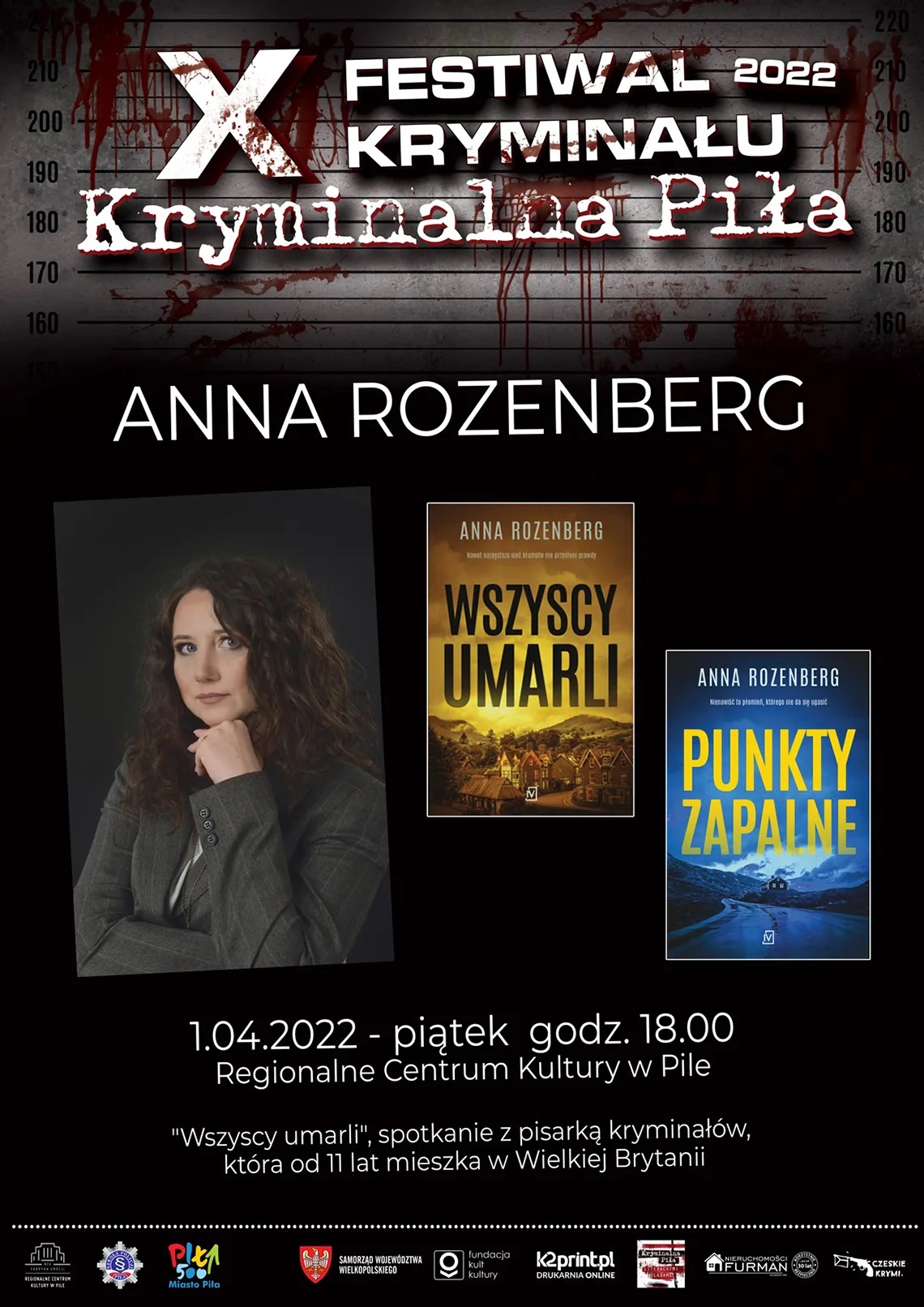 Zdjęcie przedstawiające portret kobiety. Obok zdjęcia 2 okładek książek o&nbsp;tytułach: Wszyscy umarli, punkty zapalne. Tło czarne, fragment ściany do robienia zdjęć w&nbsp;areszcie, plamy krwi.  X Festiwal Kryminału Kryminalna Piła 2022, Anna Rozenberg, 1 kwietnia 2022 roku o&nbsp;godzinie 18.00 Regionalne Centrum Kultury w&nbsp;Pile, „Wszyscy umarli” spotkanie z&nbsp;pisarką kryminałów, która od 11 lat mieszka w&nbsp;Wielkiej Brytanii.  Logotypy: RCK Piła, Szkoła Policji w&nbsp;Pile, Miasto Piła, Samorząd Województwa Wielkopolskiego, fundacja kult kultury, k2print.pl drukarnia online, Kryminalna Piła, Nieruchomości Furman, Czeskie Krymi.