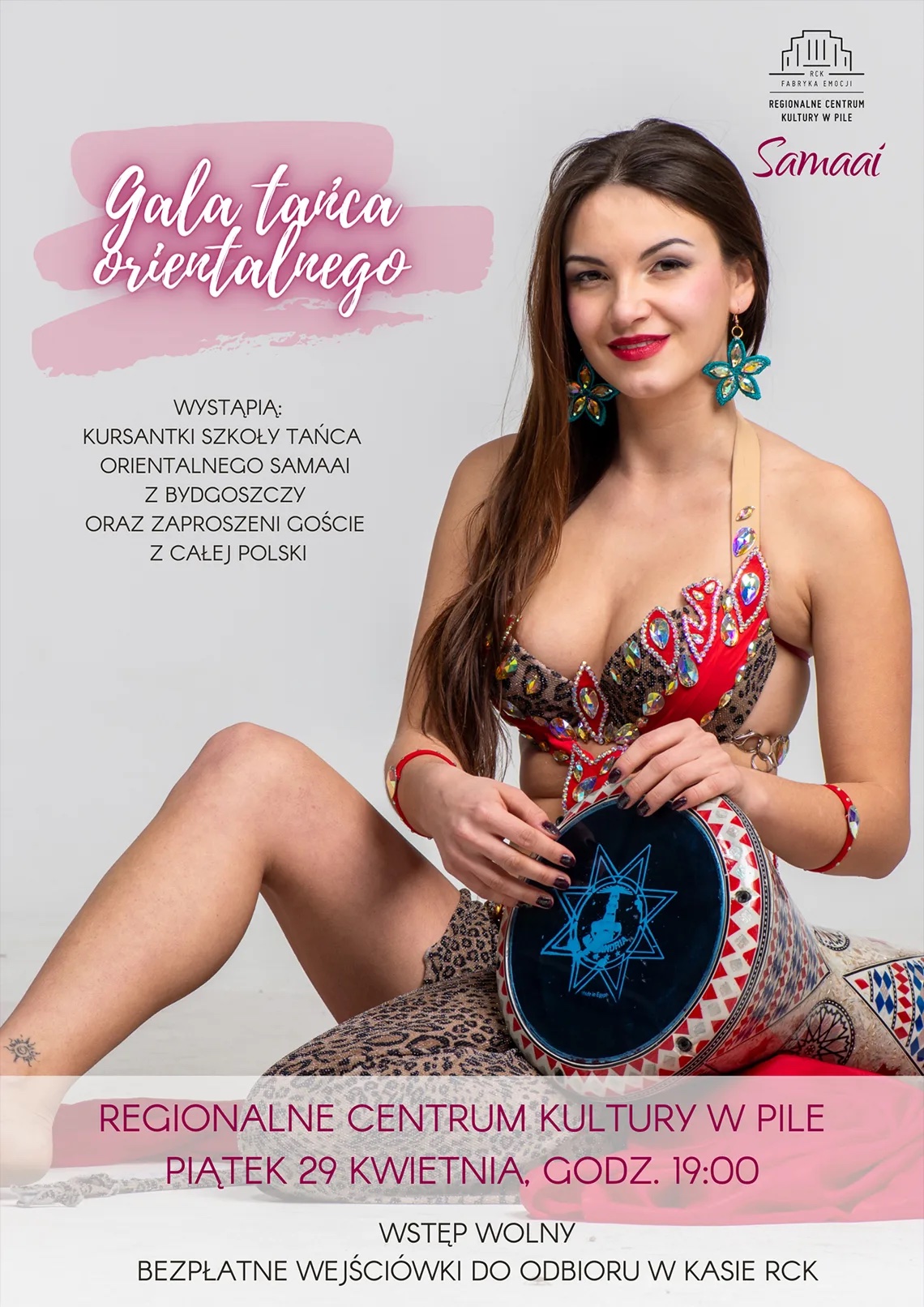 Gala tańca orientalnego Kobieta ubrana we wzorzysty strój do tańca brzucha siedzi i trzyma bębenek. Treść: Gala tańca orientalnego, logo RCK, Samaai, Wystąpią: kursantki szkoły tańca orientalnego samami z Bydgoszczy oraz zaproszeni goście z całej Polski. Regionalne Centrum Kultury w Pile, piątek 29 kwietnia godzina 19.00 wstęp wolny, bezpłatne wejściówki do odbioru w kasie RCK